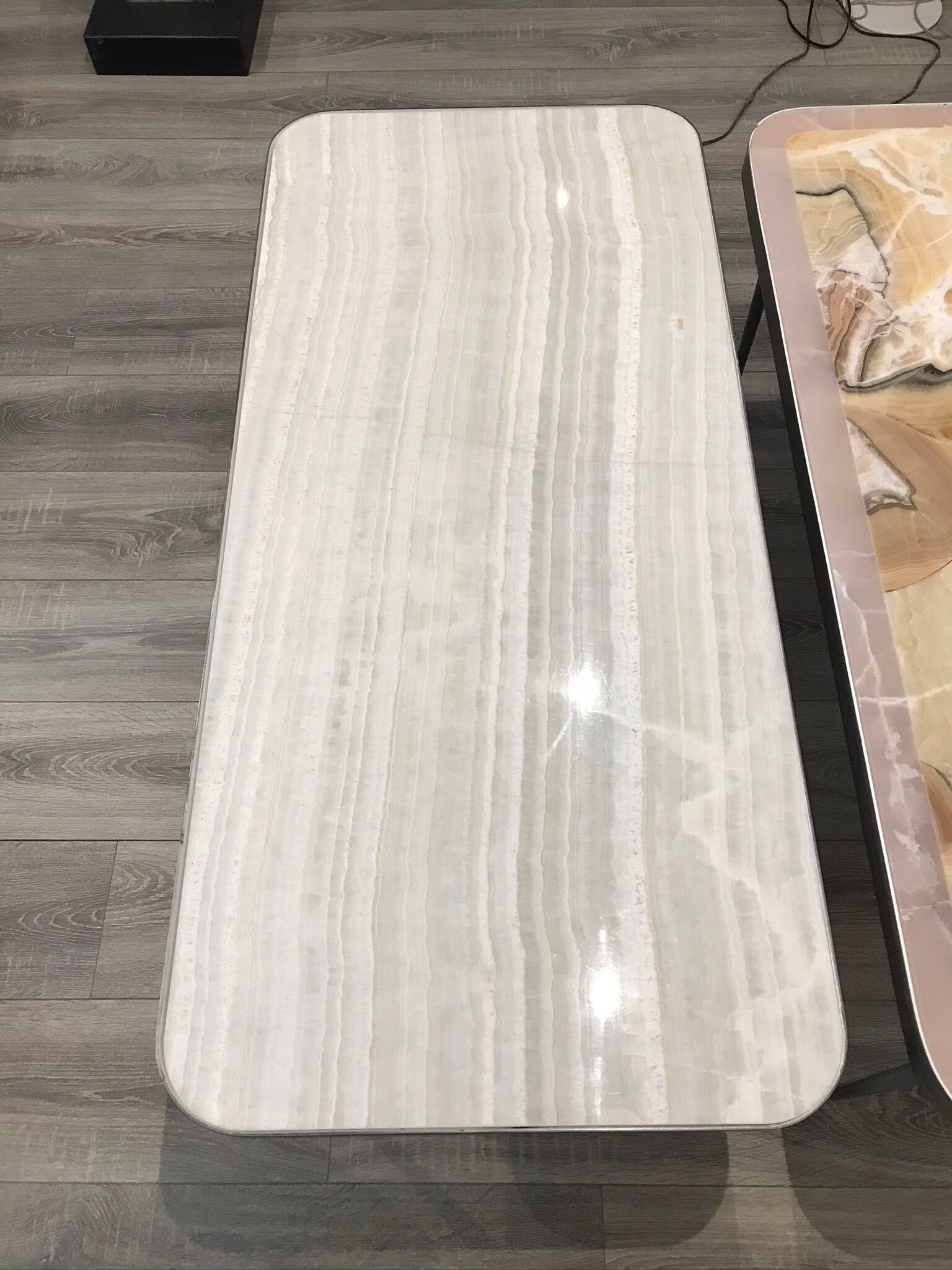 Dona onyx table