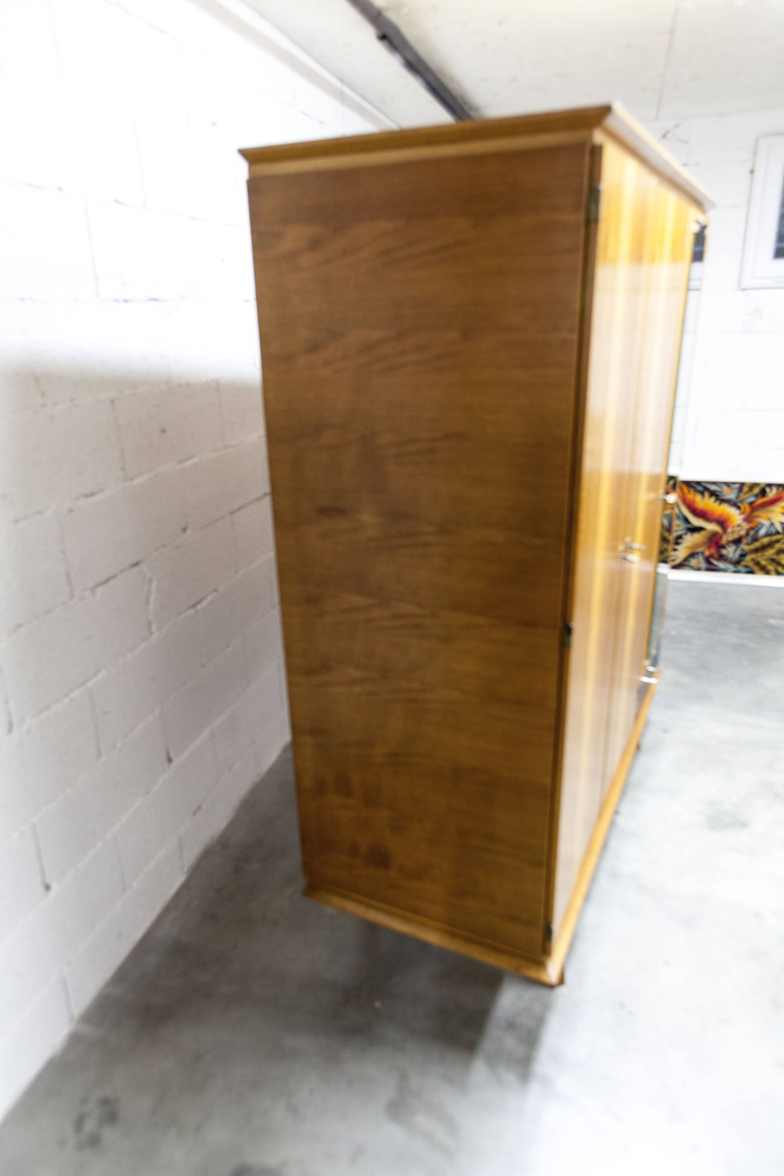 Armoire Française pieds compas 3 portes 1 miroir 27*130 et 1 t