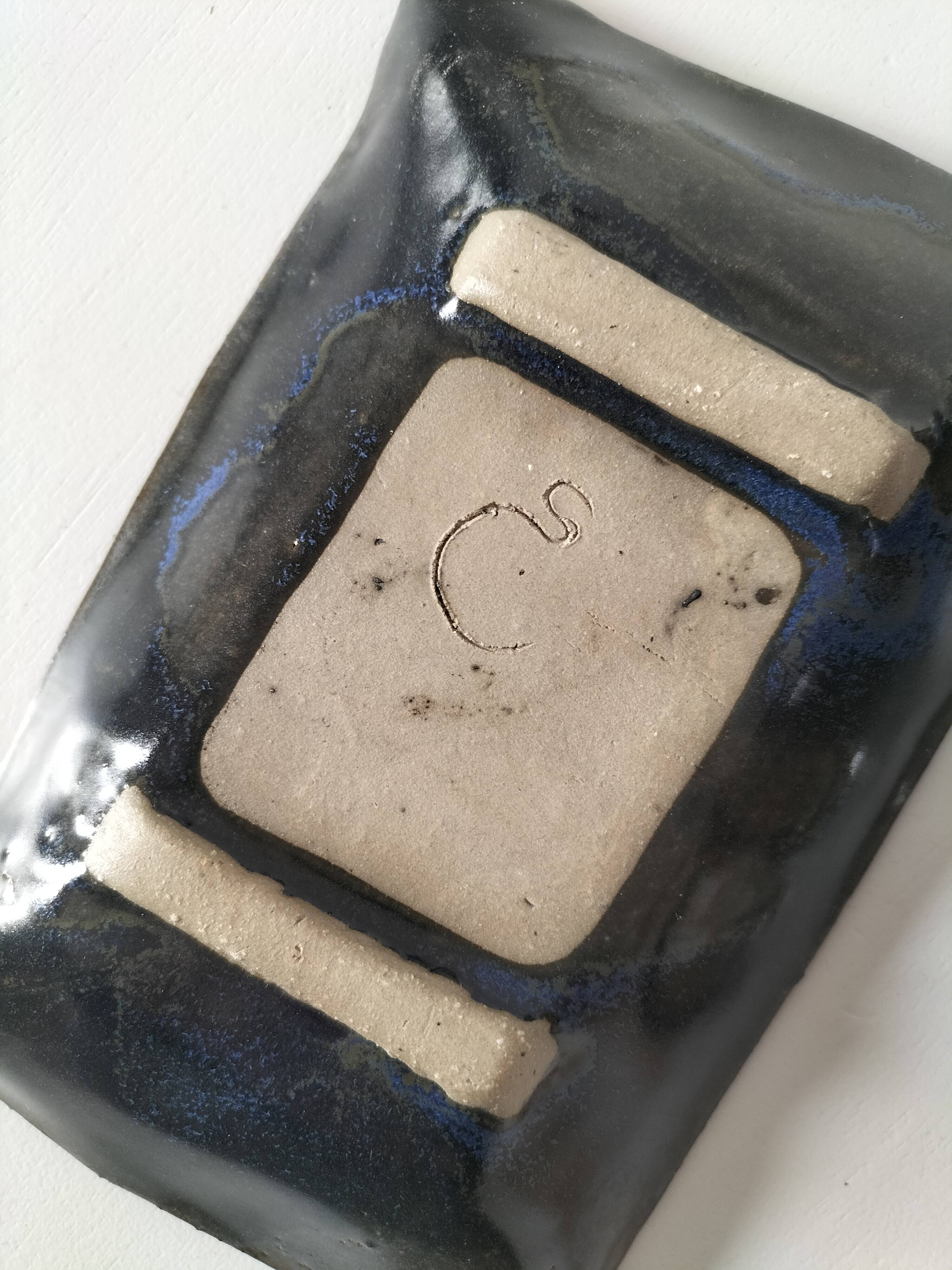 Set of artisanal ceramics in shades of blue.
