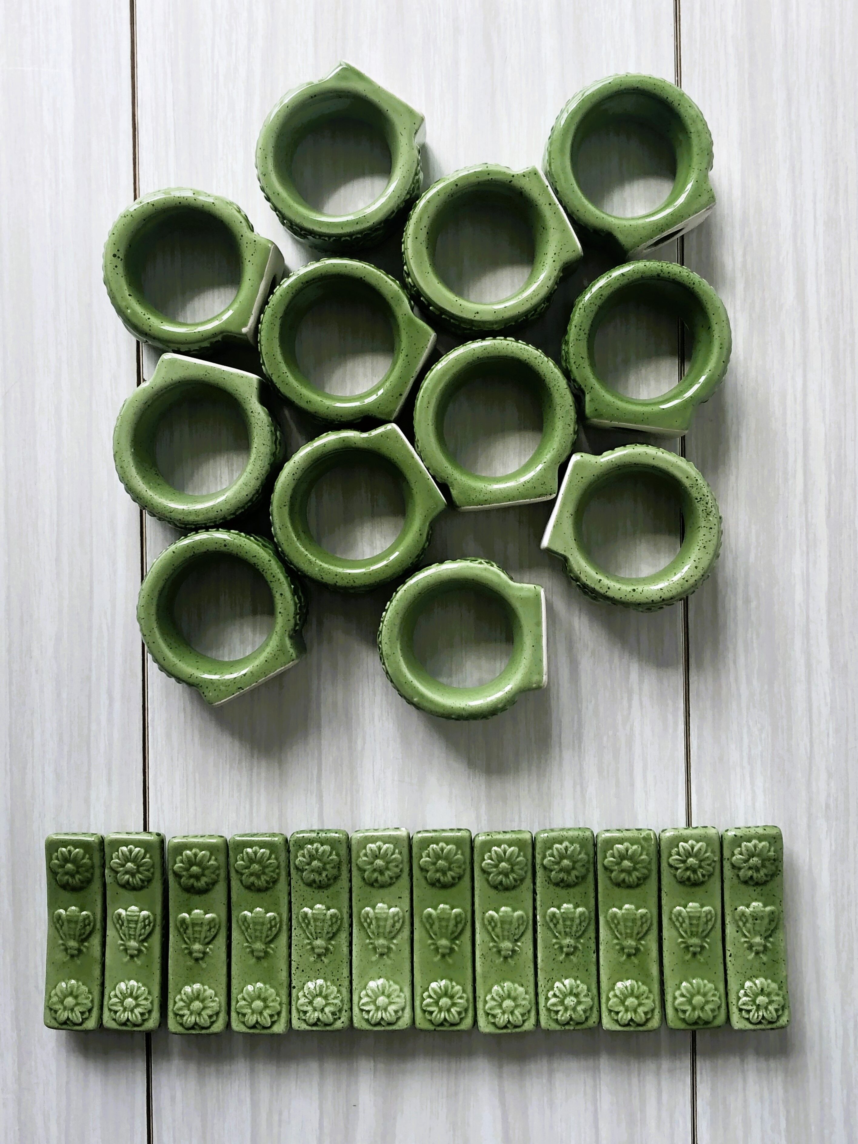12 porte baguettes et 12 anneaux à serviettes en céramique, ornés de motifs floraux et d'abeilles