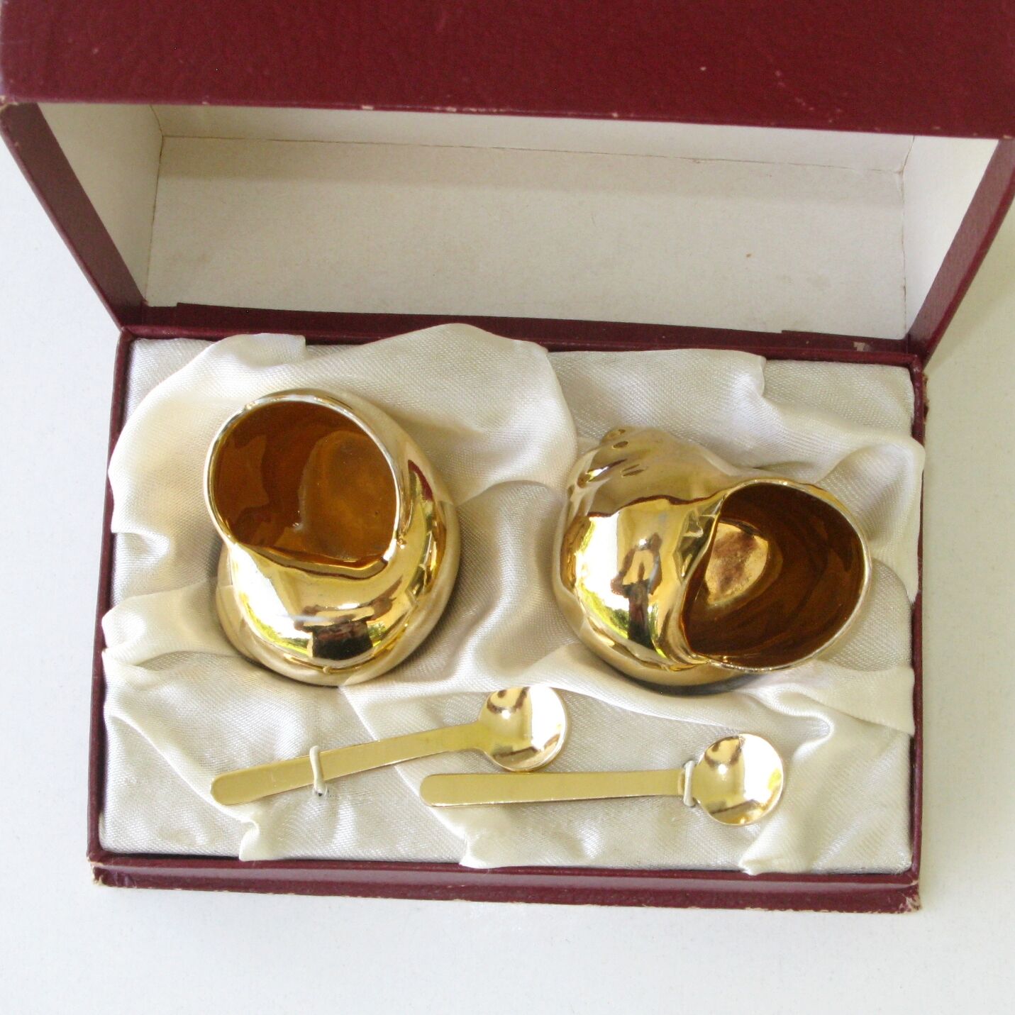 Salt and pepper in the shape of a snail - Golden porcelain