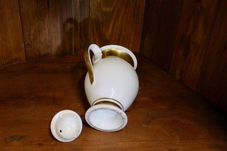 Porcelain verseuse from Paris, gold fillets, Empire period.