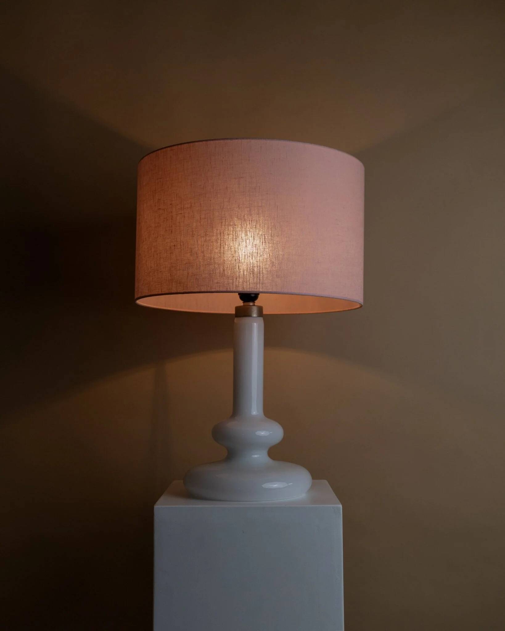 Vintage Holmegaard Plaza table lamp by Hsin-Lung Lin for Glasværk, 1970s - White glass with pink fabric shade - Elegant retro lamp, gift idea.