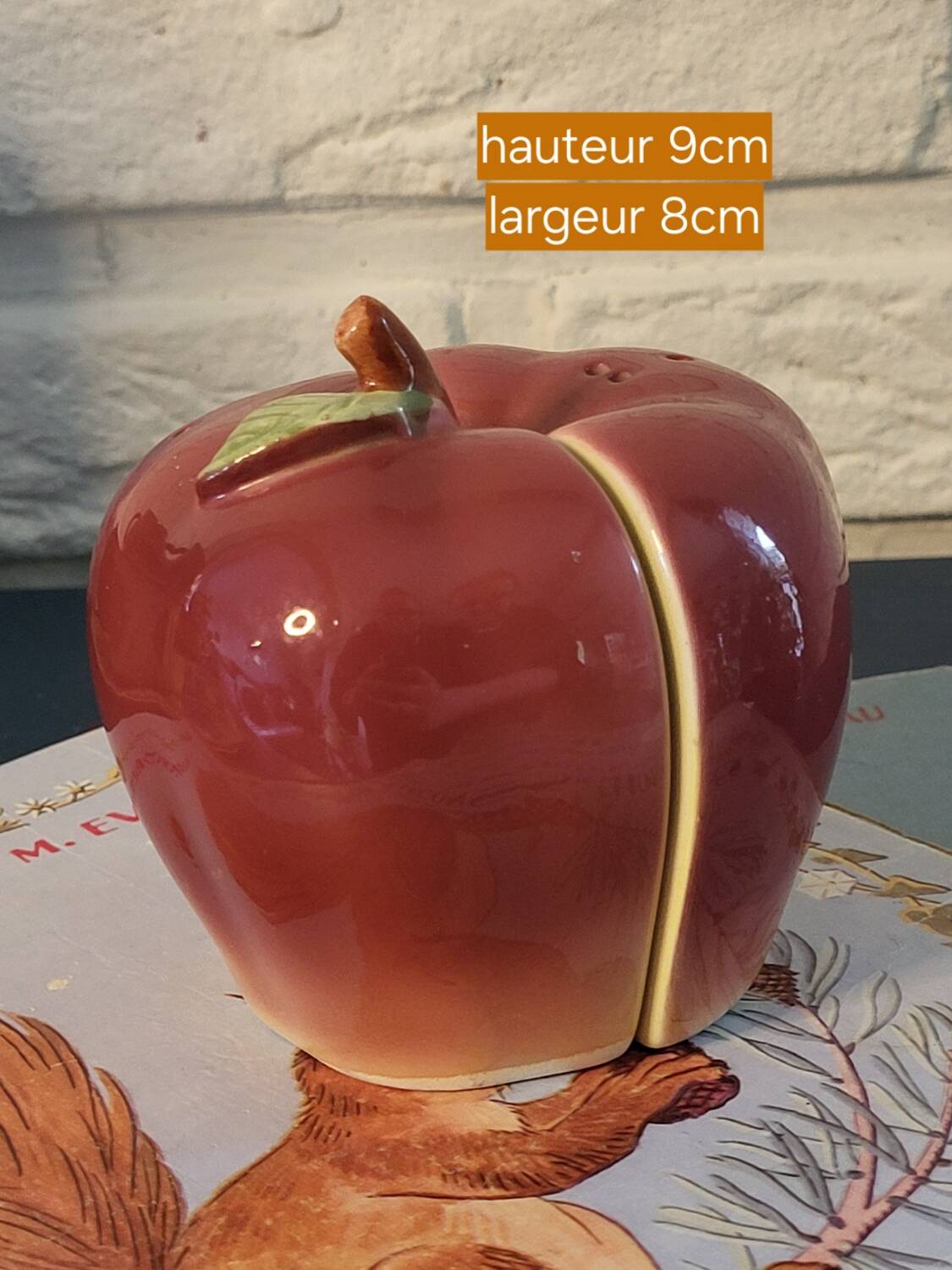 Apple salt and pepper shaker