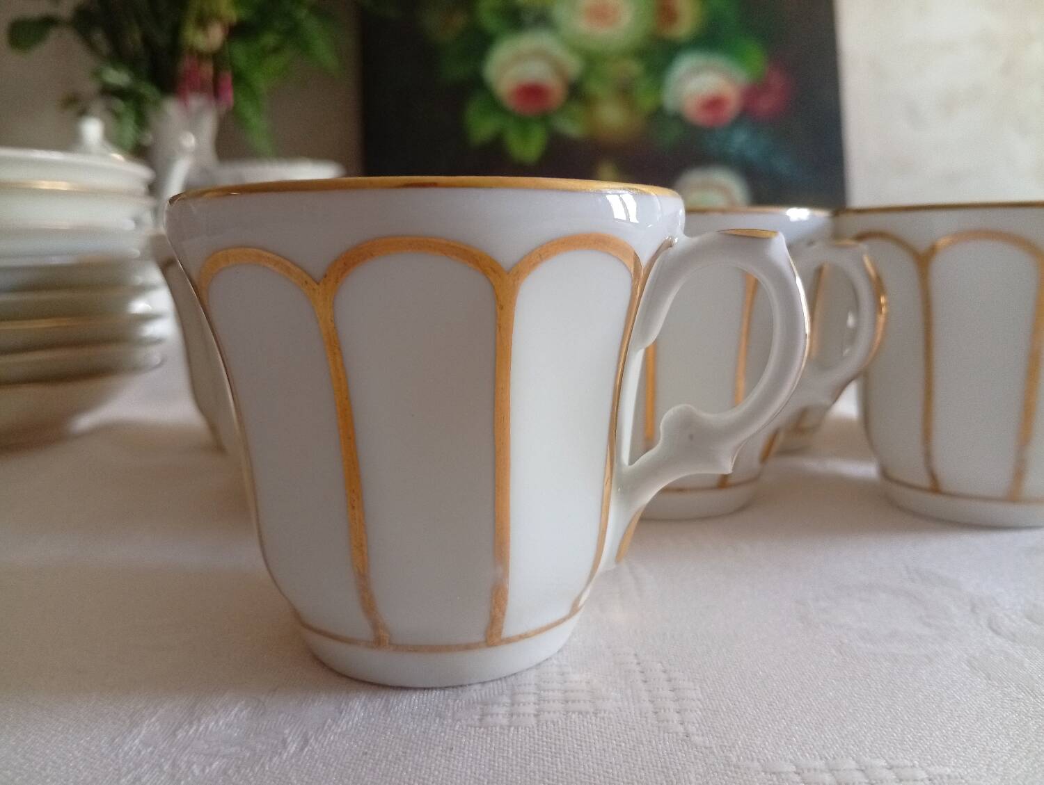 Set of 8 pairs of cups and saucers in Paris porcelain
