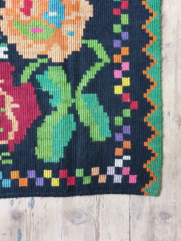 tapis vintage roumain aux fleurs délicates. tapis roumain.