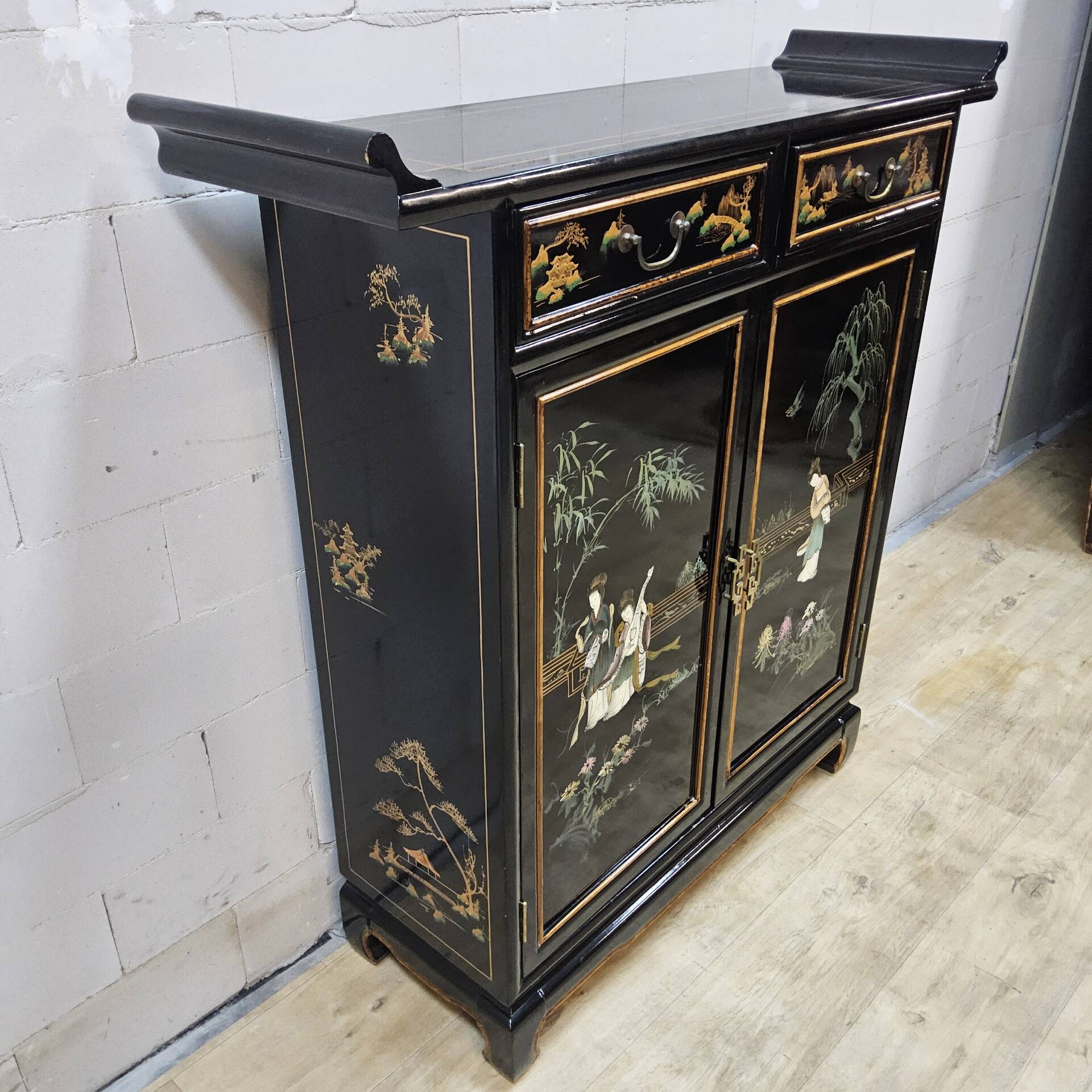 Vintage Chinese side table / cabinet / lacquered cabinet / bohemian