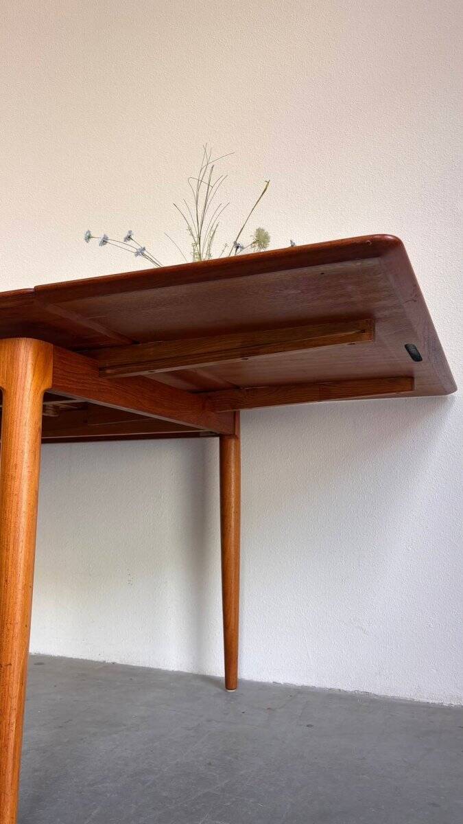 Danish vintage diningtable teak