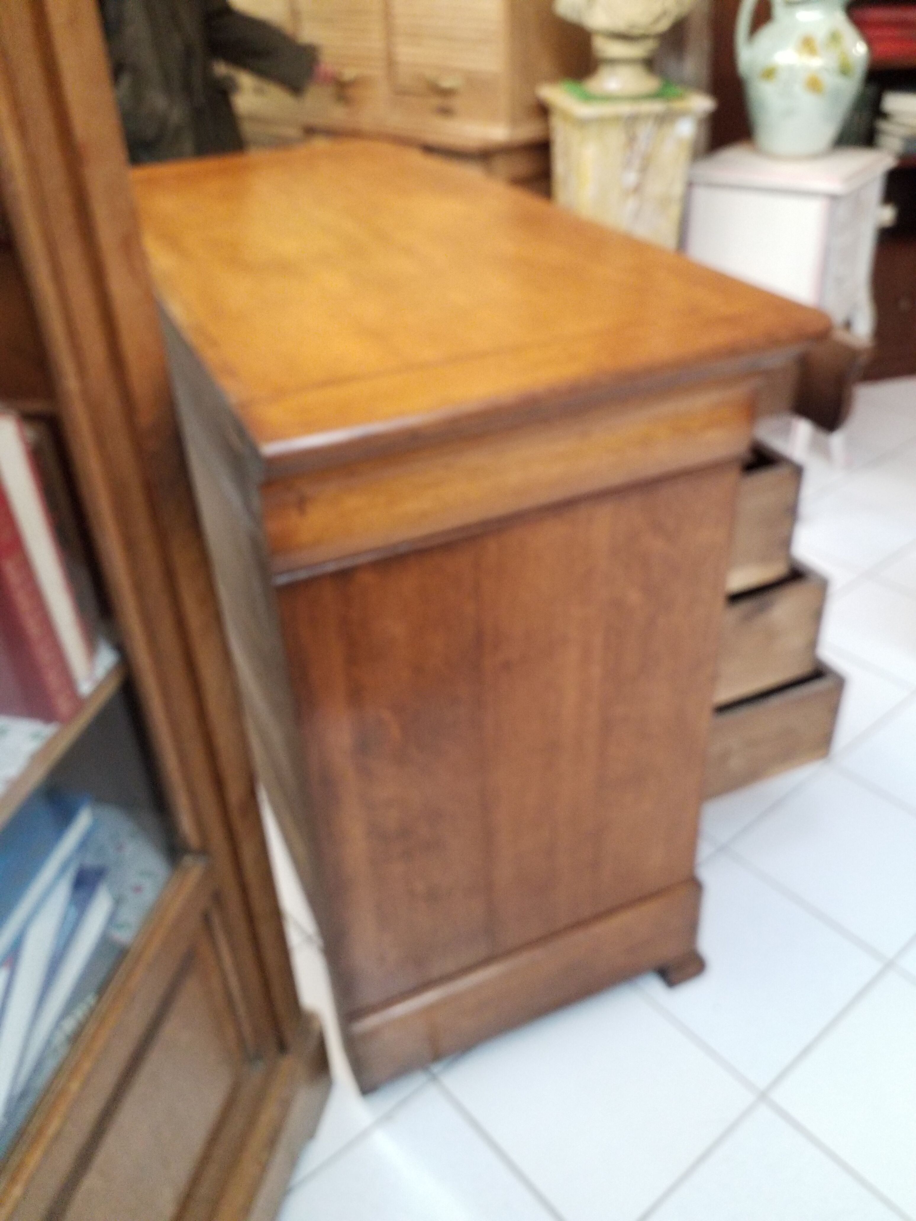 Oak chest of drawers