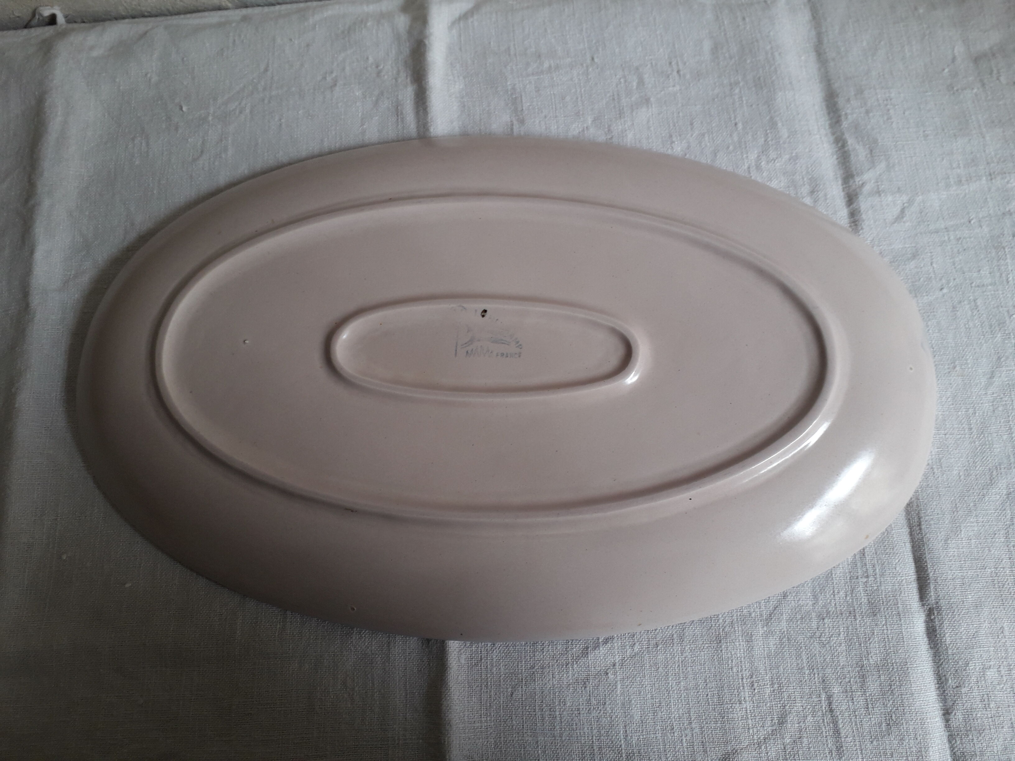 Longchamp sandstone dish with 70s rooster decorations