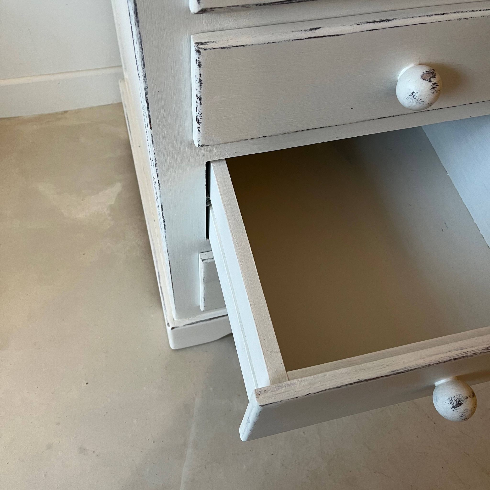 Commode blanche patiné