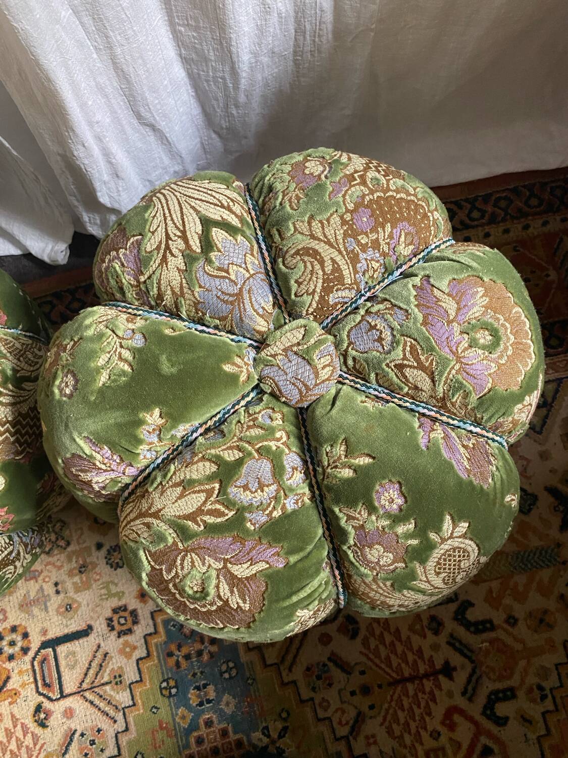 Duo de poufs en velours fleuri