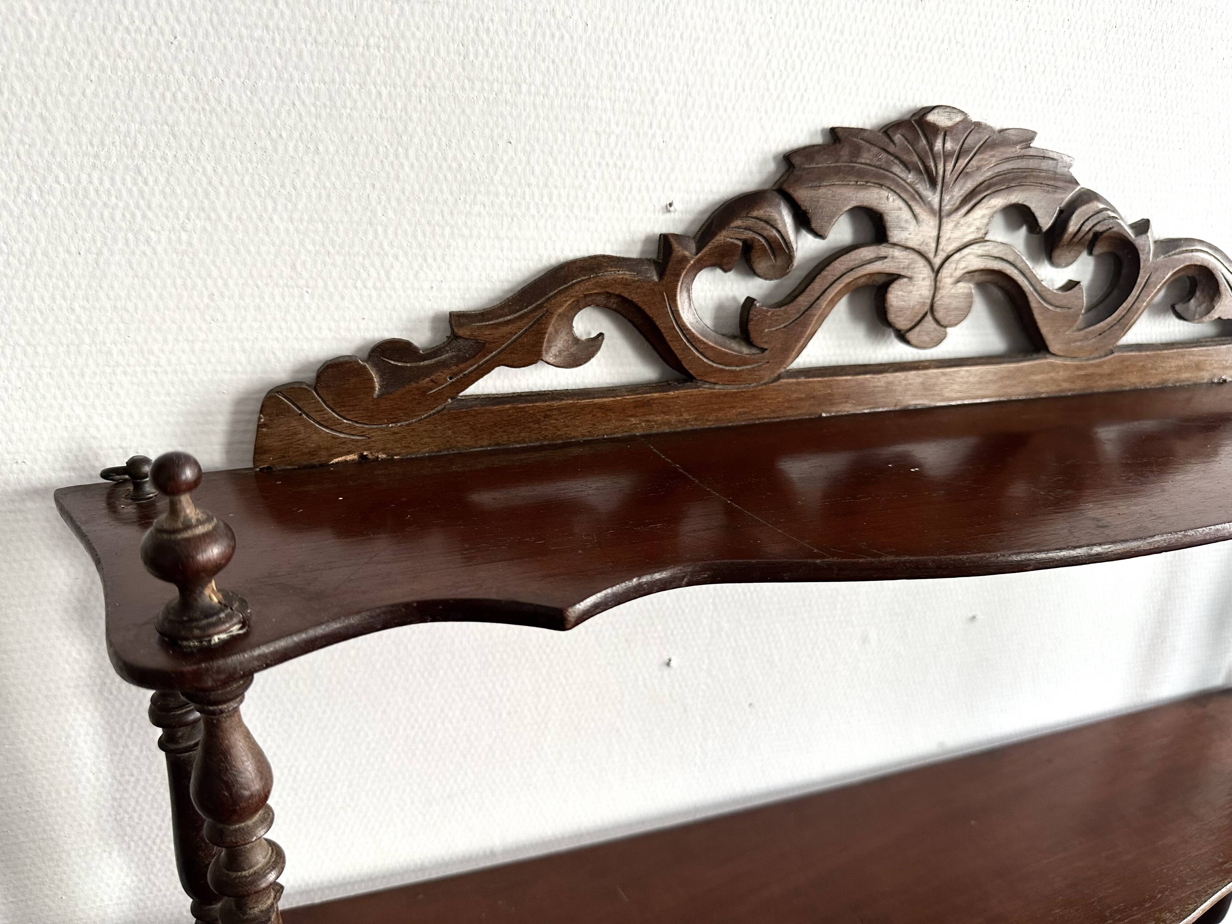 Large Napoleon III shelf in turned wood with a pediment.