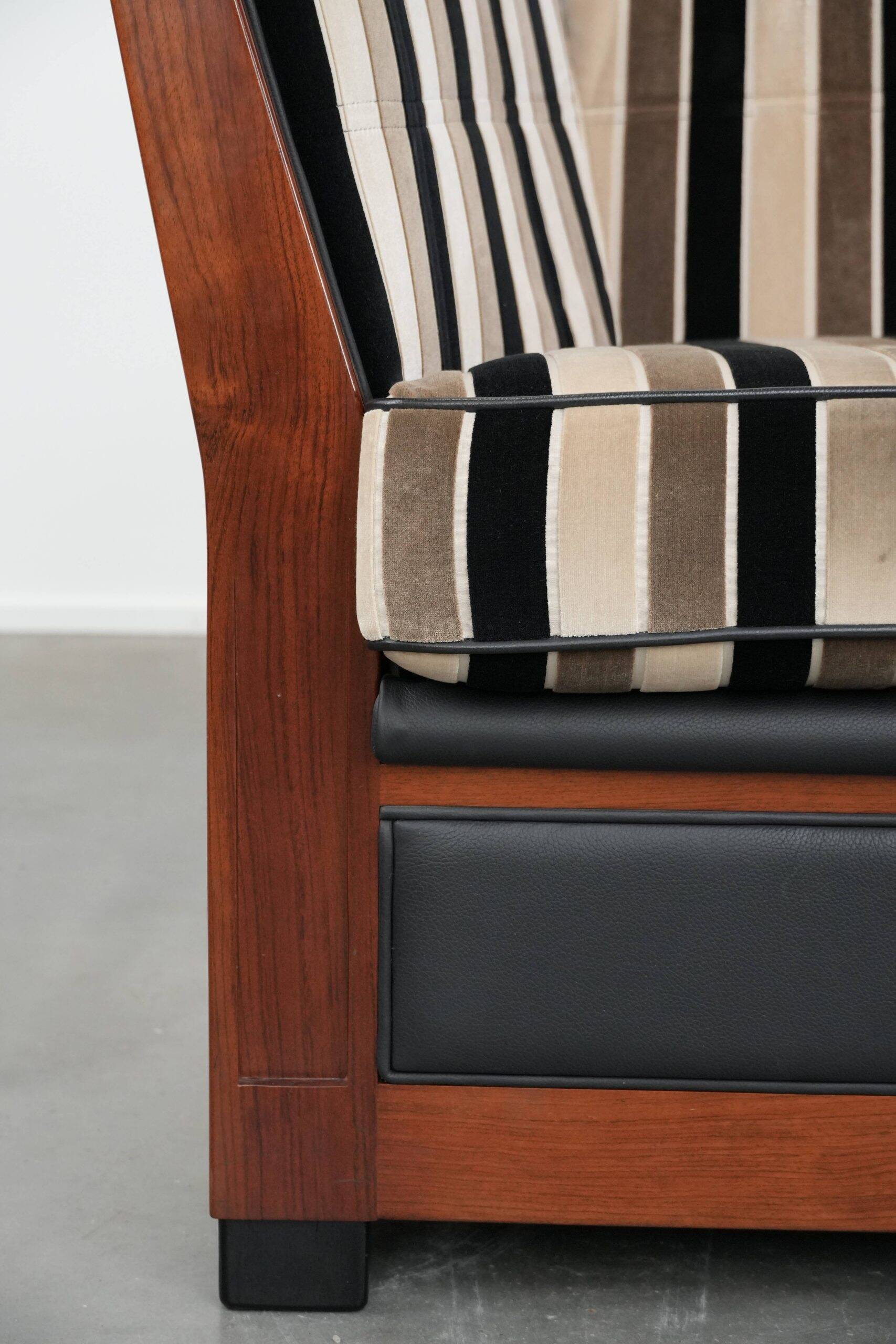 Canapé 2,5 places de luxe au design Art Déco, avec de magnifiques boiseries et un revêtement en tissu de haute qualité.