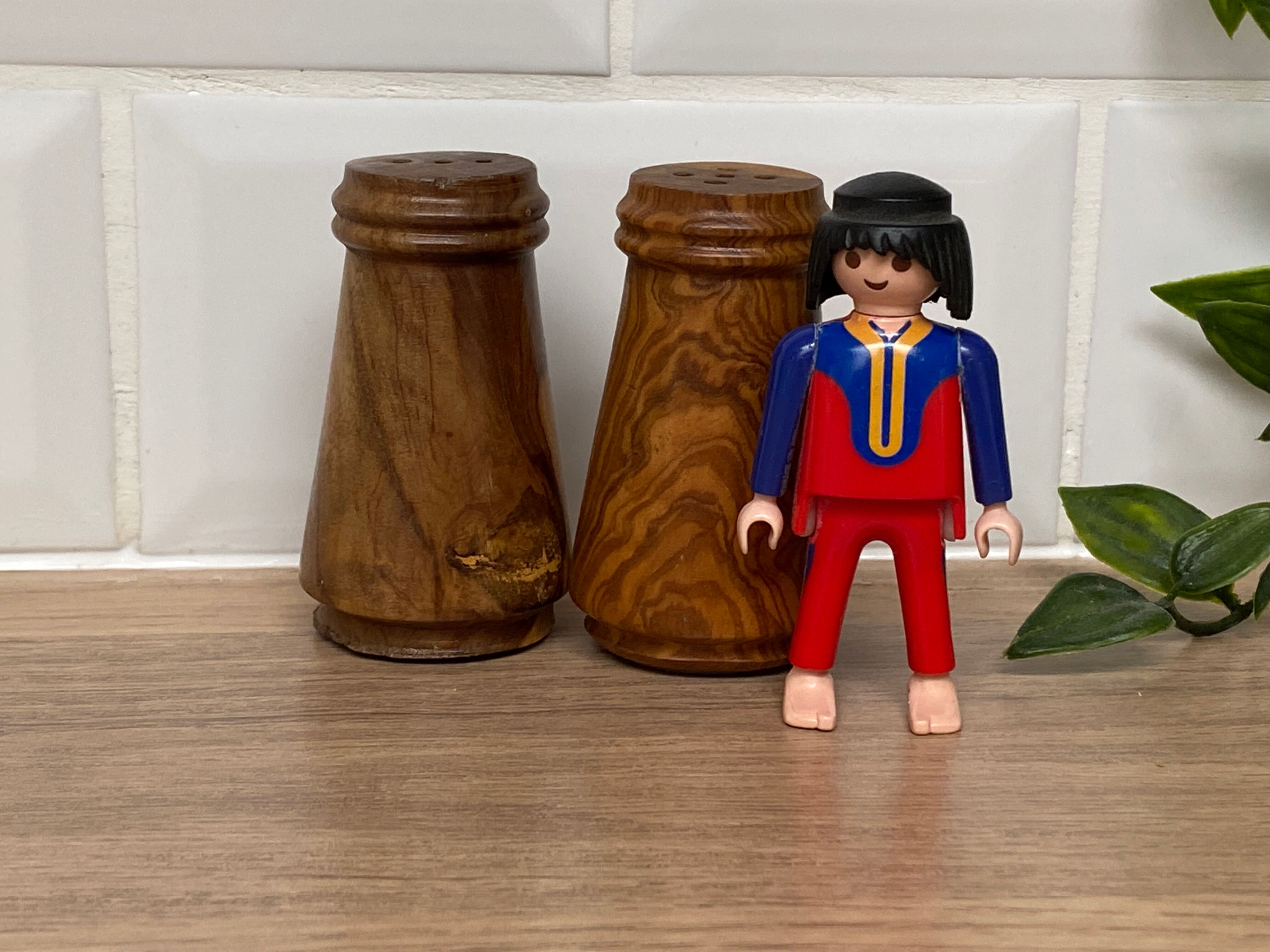 Salt and pepper shaker in Olivier