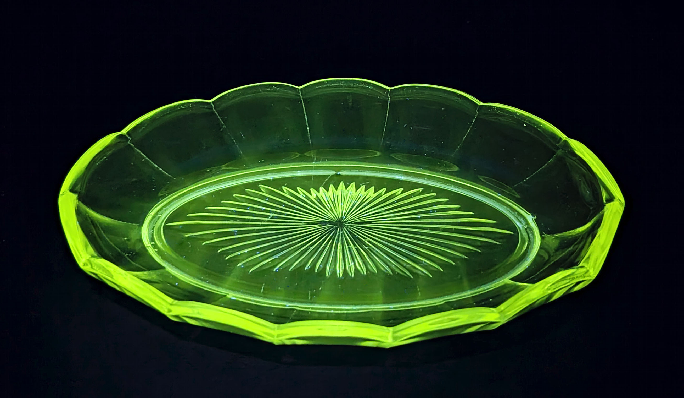 Pressed glass plate with star decoration – Art Deco – (Colonial)