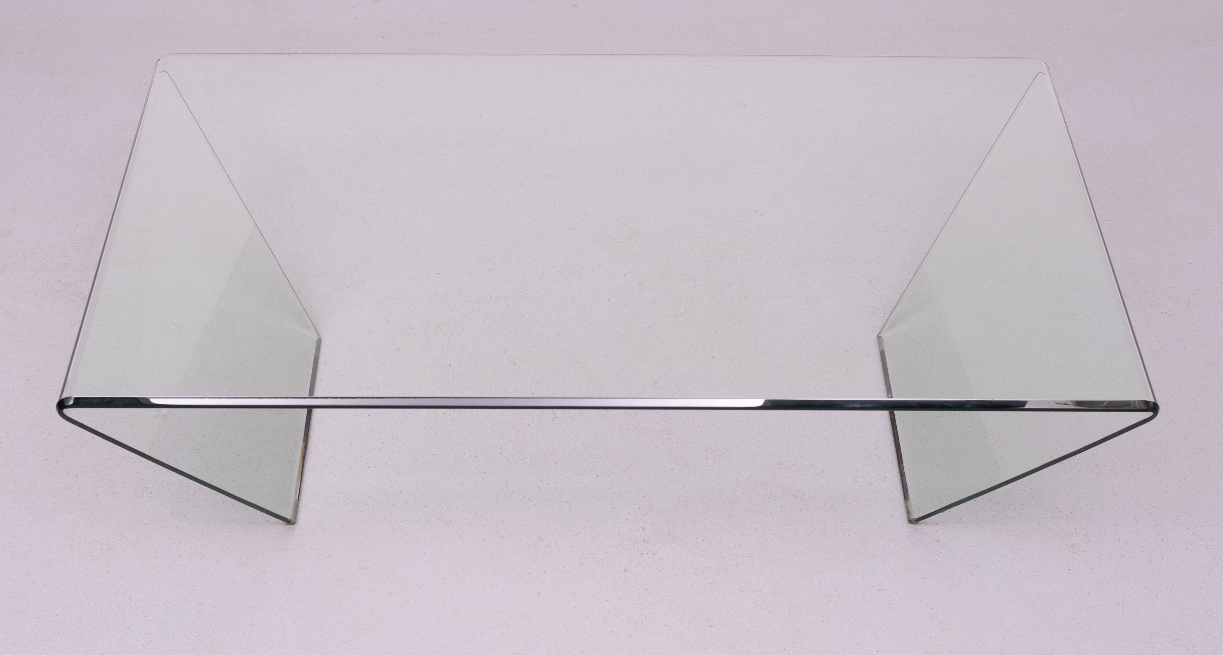 curved Glass coffee table 1980s Italy