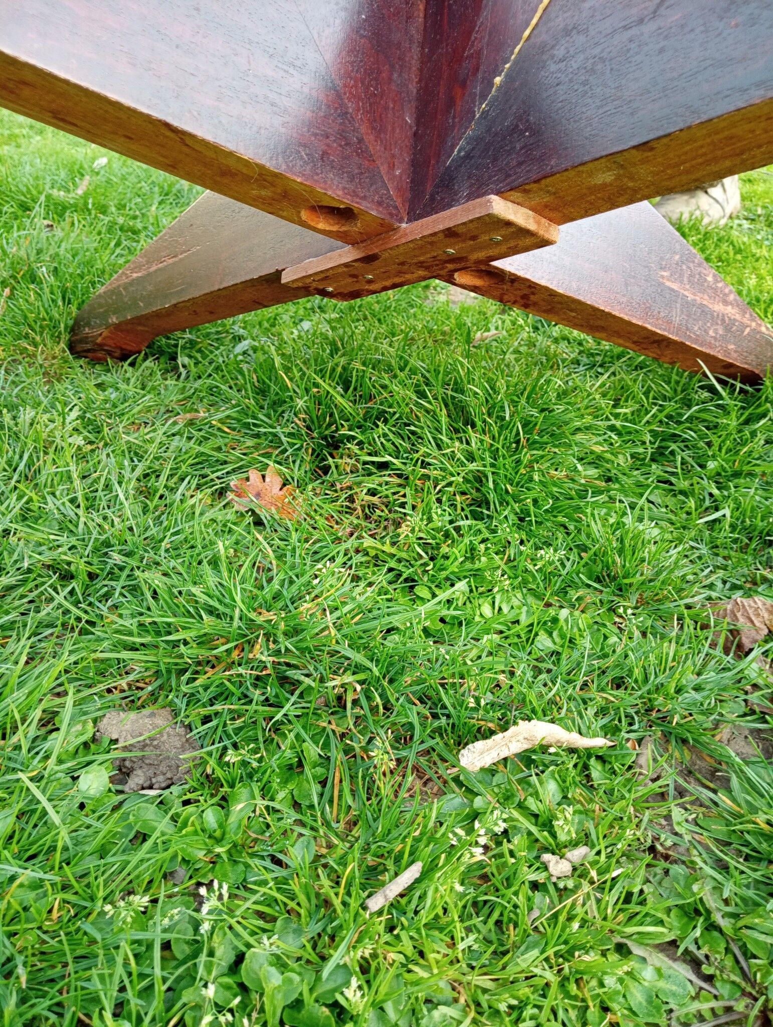 Baumann style table with system