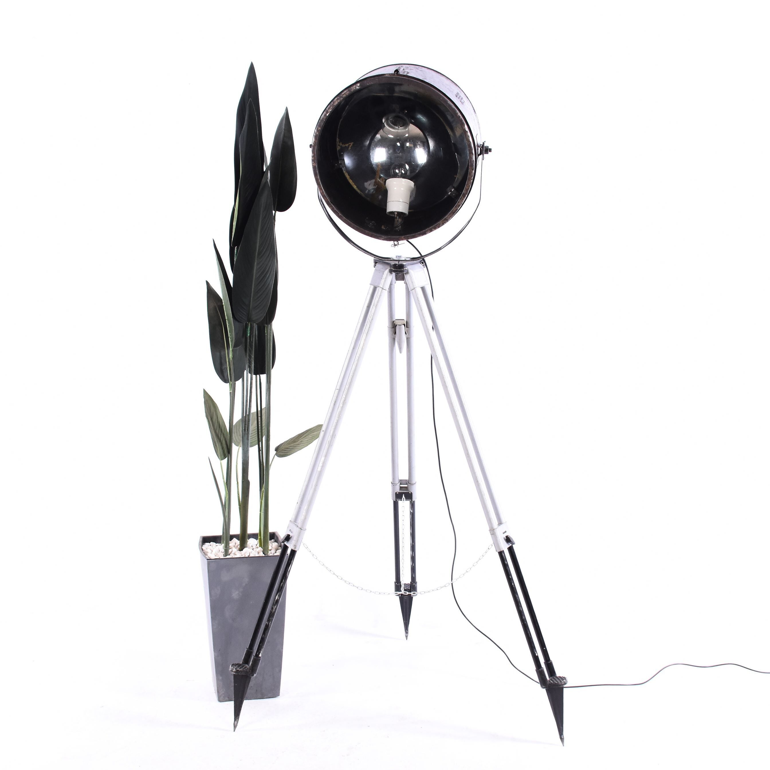 spot on metalic tripod