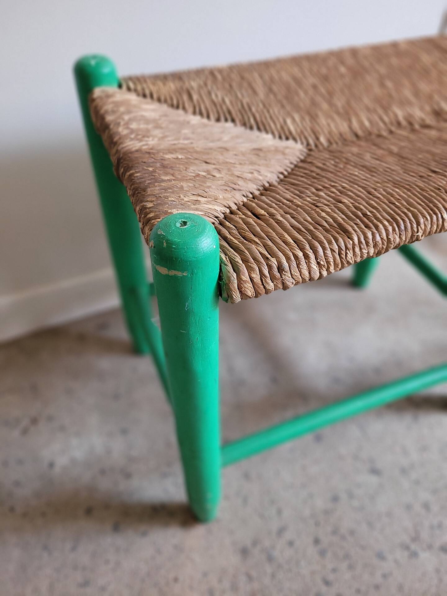 Banc en paille et bois ancien