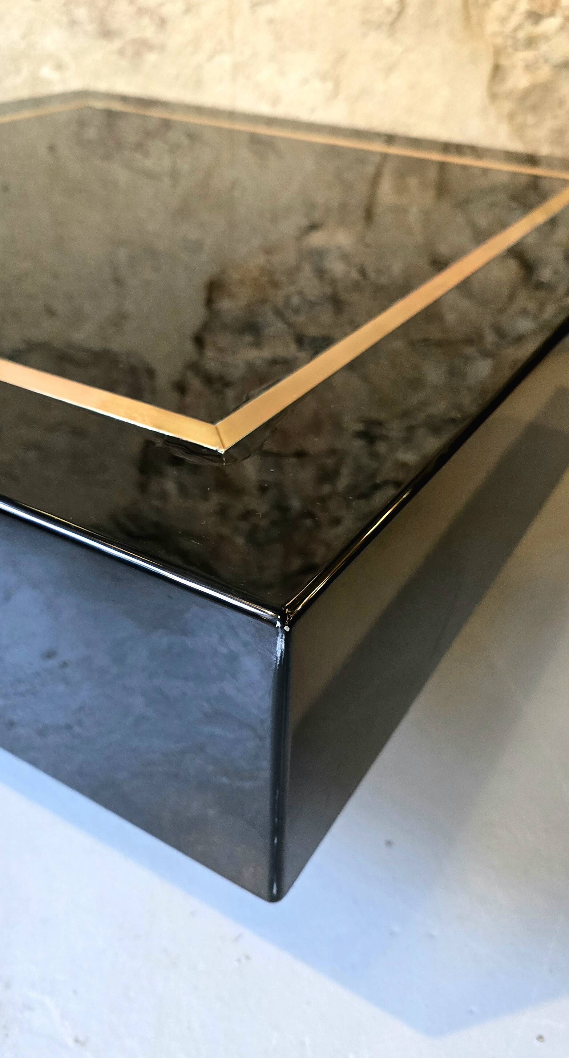 Table basse carrée en laque noire et laiton-Jean-Claude Mahey