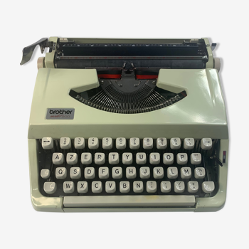 Brother 200 beige vintage typewriter