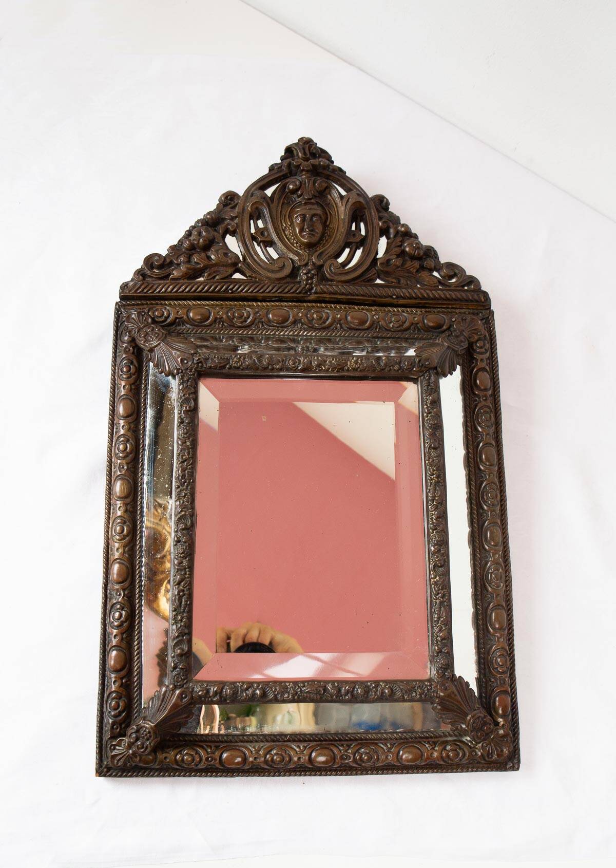 Ancien miroir français en laiton repoussé avec fronton XIXe siècle (56 cm)