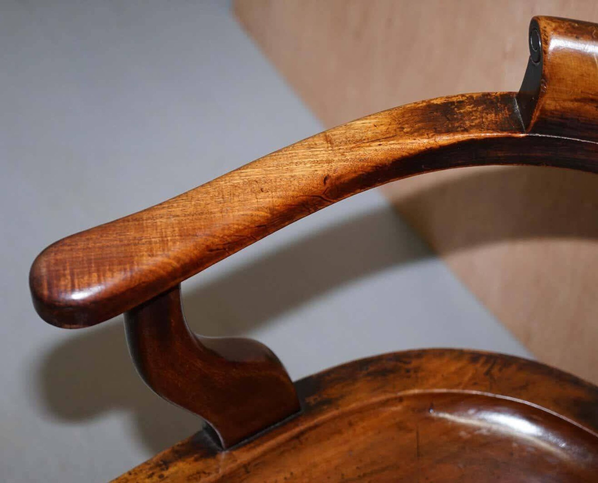 Chaise de capitaine victorienne en noyer d'Eton College