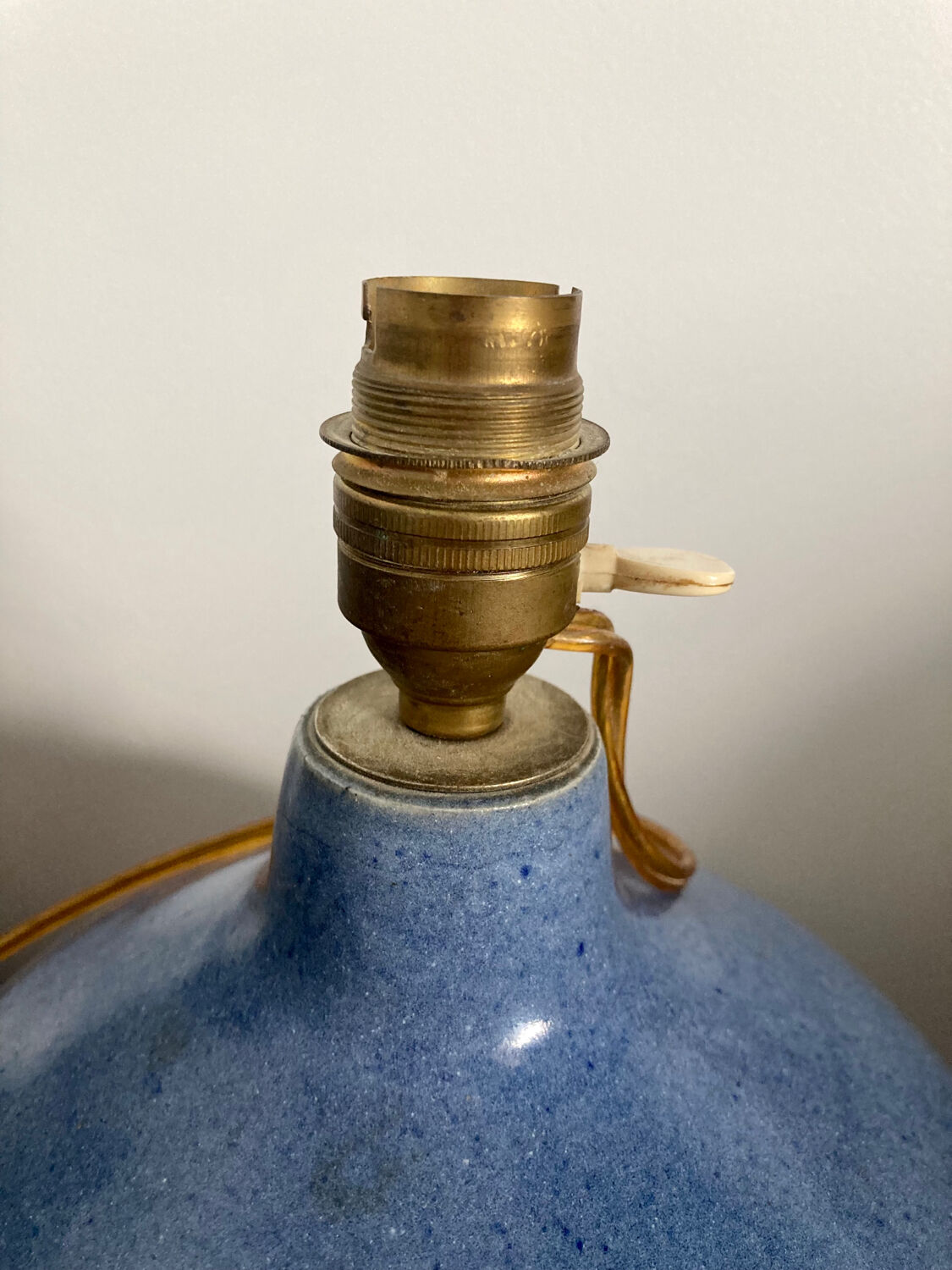 Pied de lampe en céramique signé