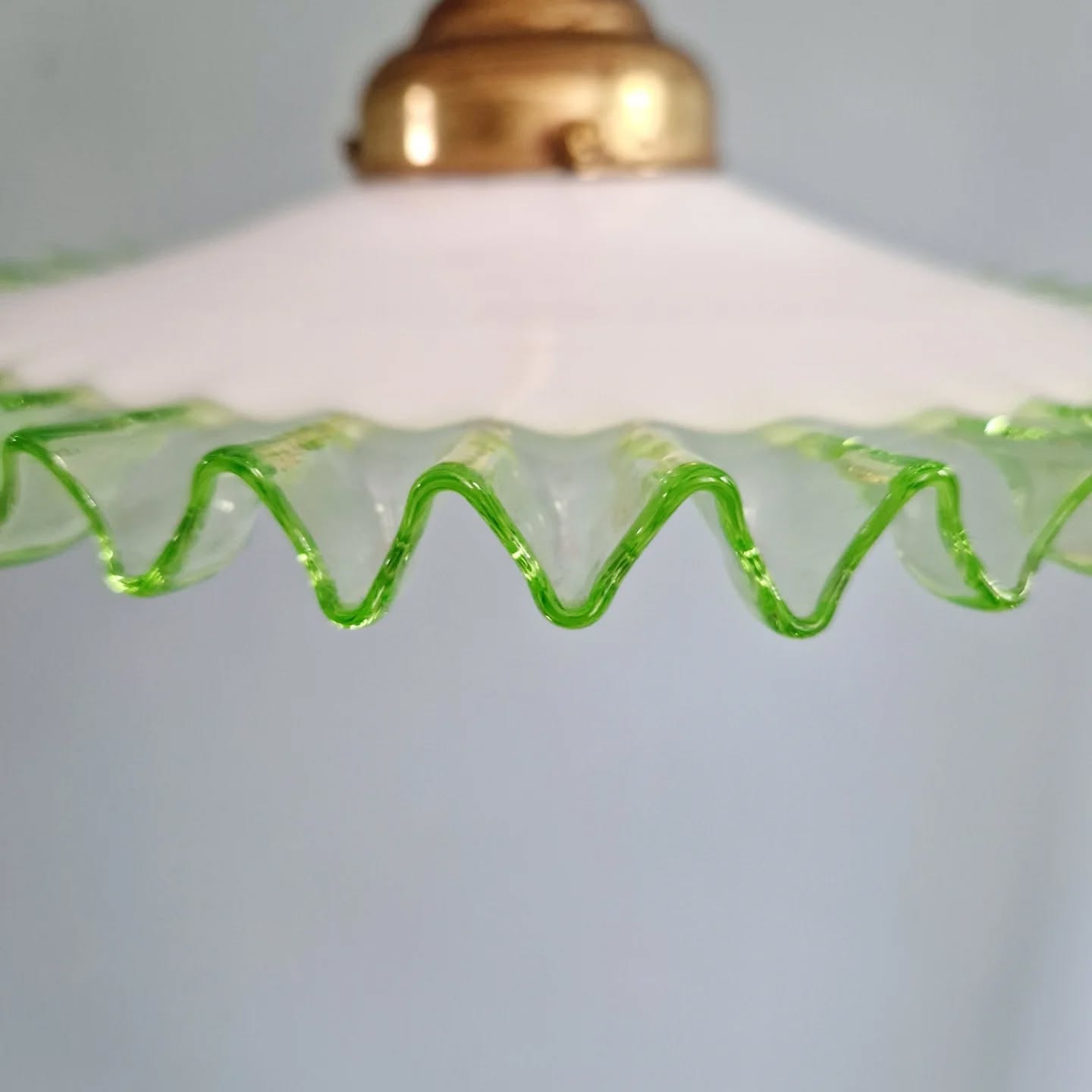 Suspension Art Déco en opaline blanche et ouraline, 1920-30
