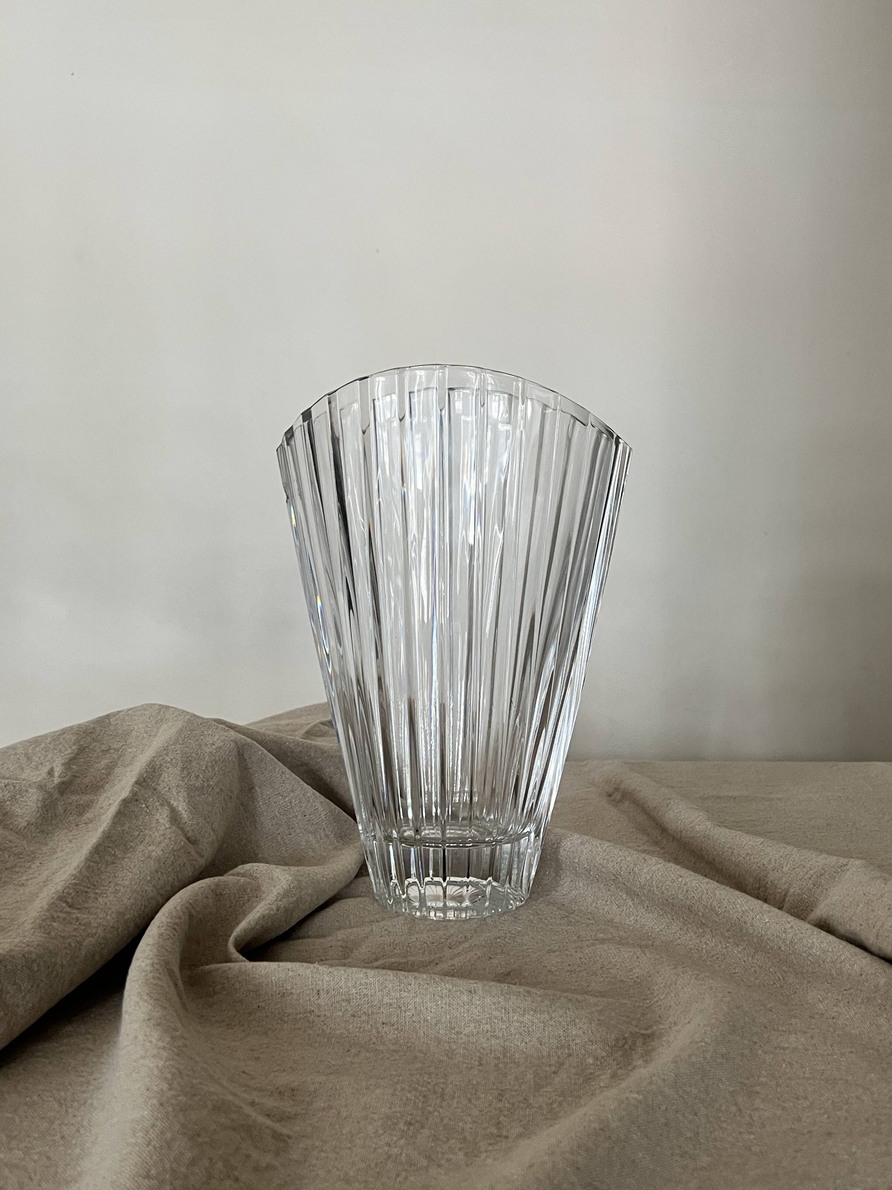 Large Art Deco fan vase in Arques crystal, France 1950