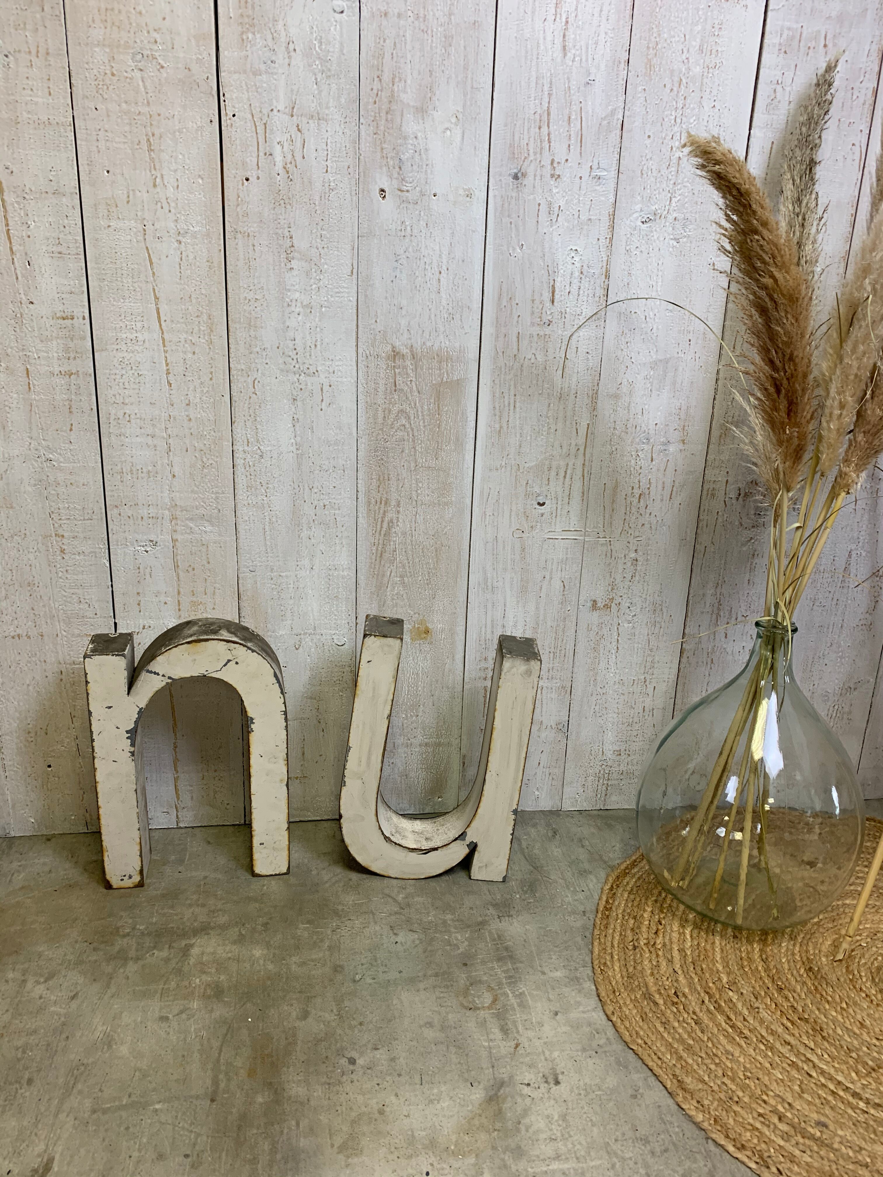 Sign letter "U" or "N"