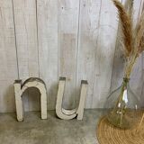 Sign letter "U" or "N"