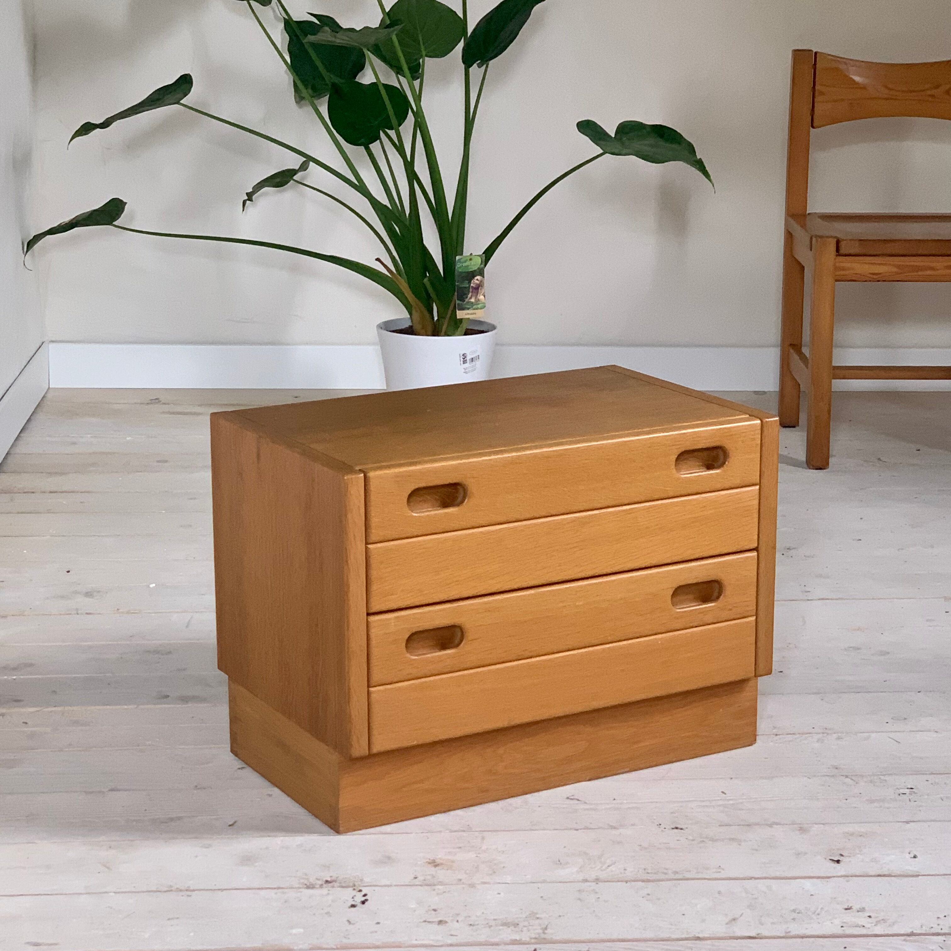 Vintage solid oak chest of drawers
