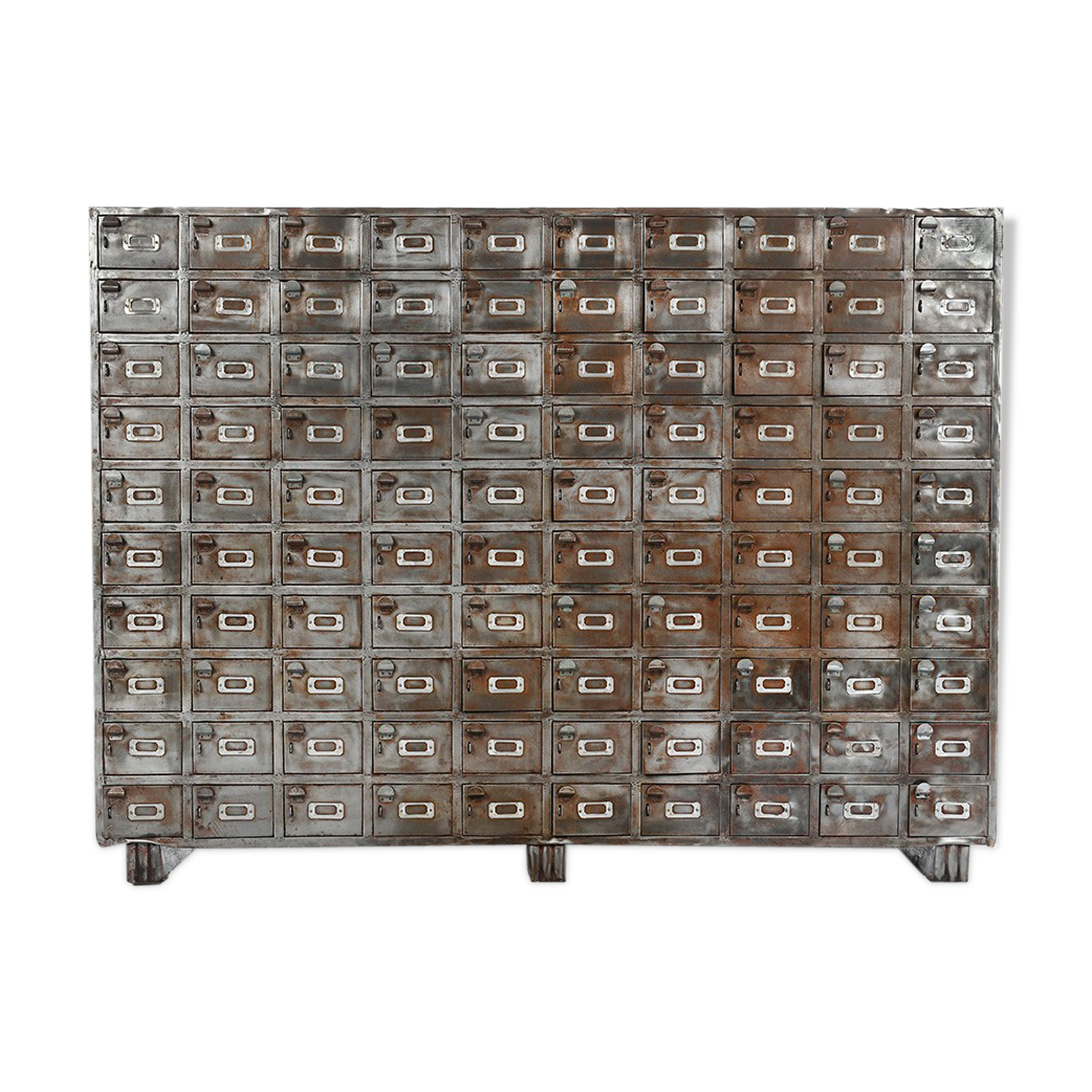 Industrial furniture with 100 metal lockers