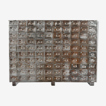 Industrial furniture with 100 metal lockers