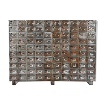 Industrial furniture with 100 metal lockers
