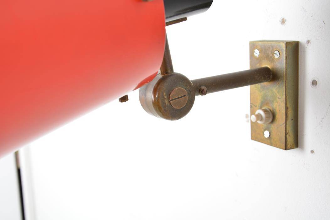 Old and rare Stilnovo wall light, red and black lacquered metal and brass With period label