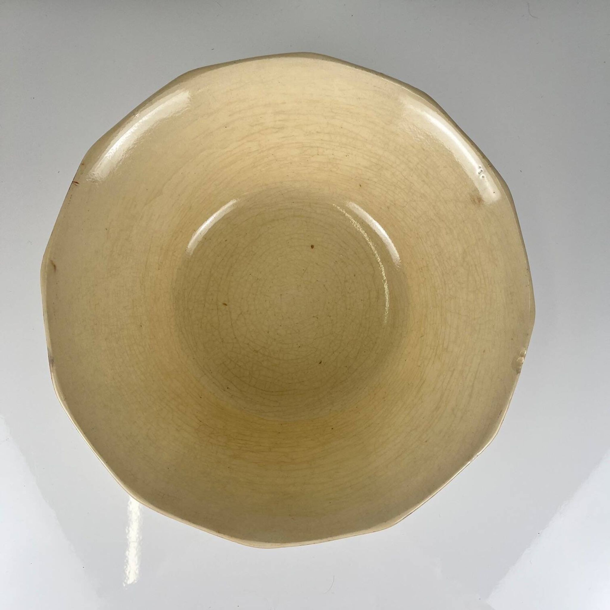 Sarreguemines salad bowl with flower pattern, first half of the 20th century.