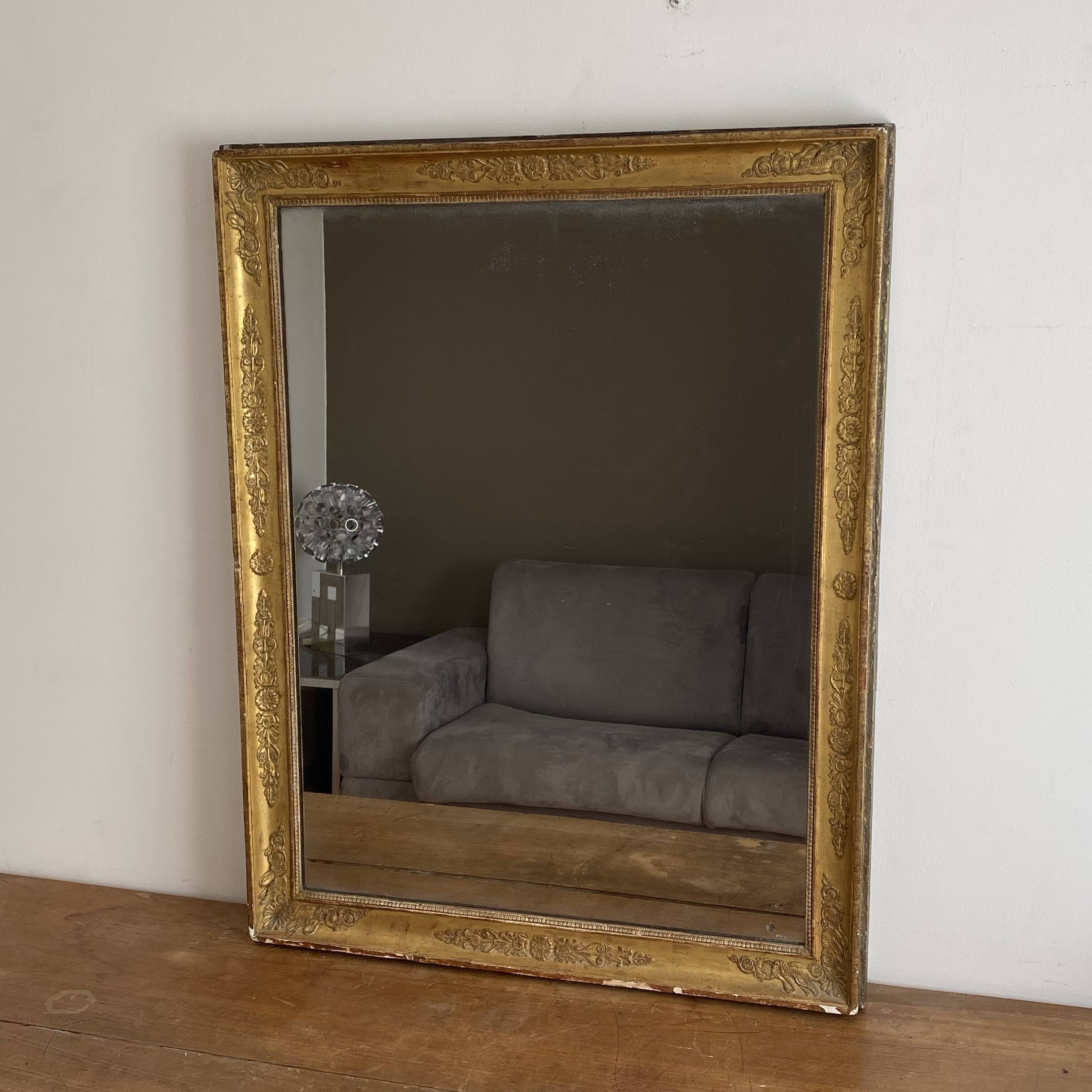 Golden mirror from the late 19th century with decoration. 100x80.
