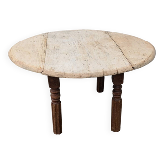 Round coffee table