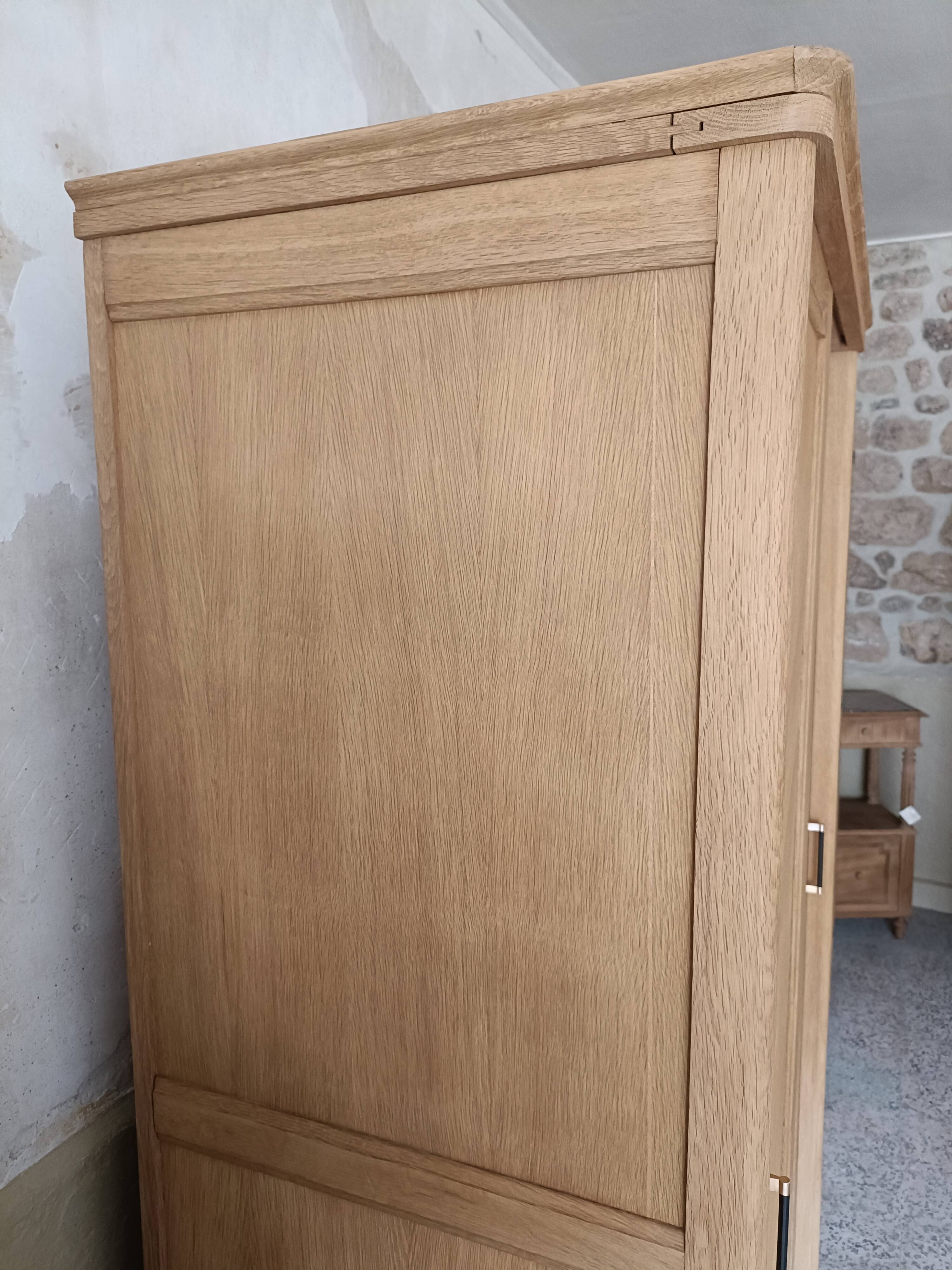 Wardrobe/sliding doors and tapered legs