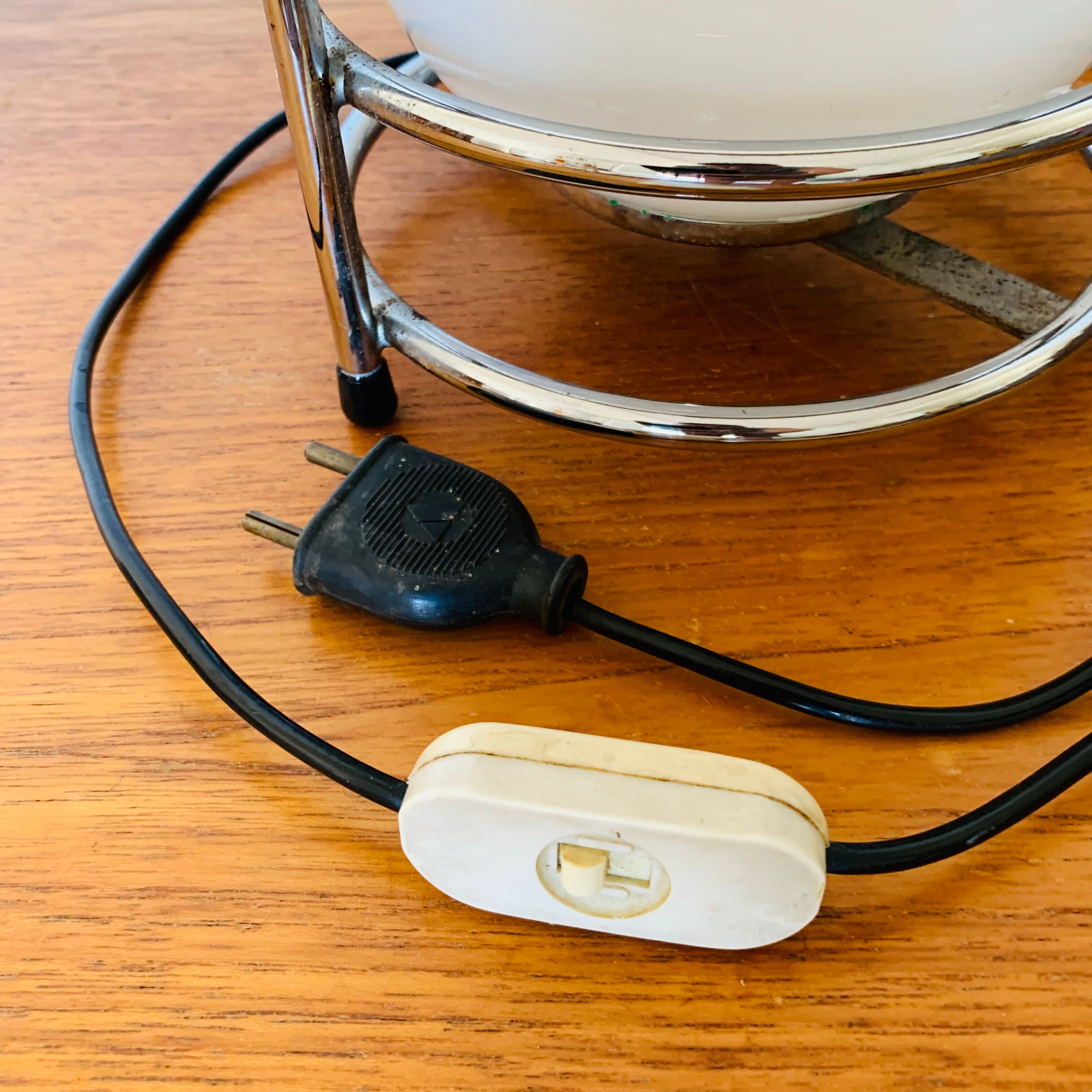 Chrome metal tripod lamp