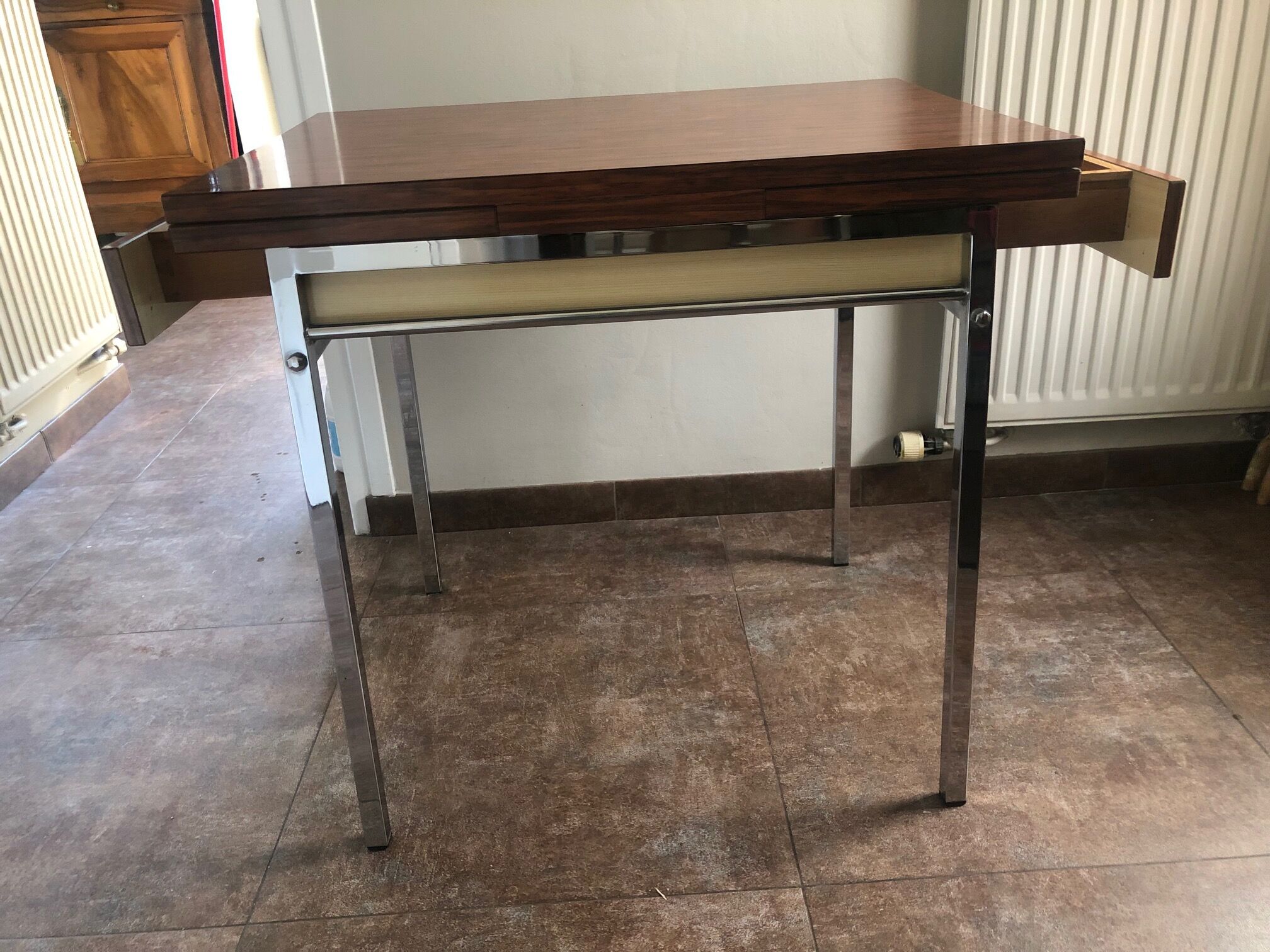 Table en formica avec sa chaise et son tabouret imitation palissandre
