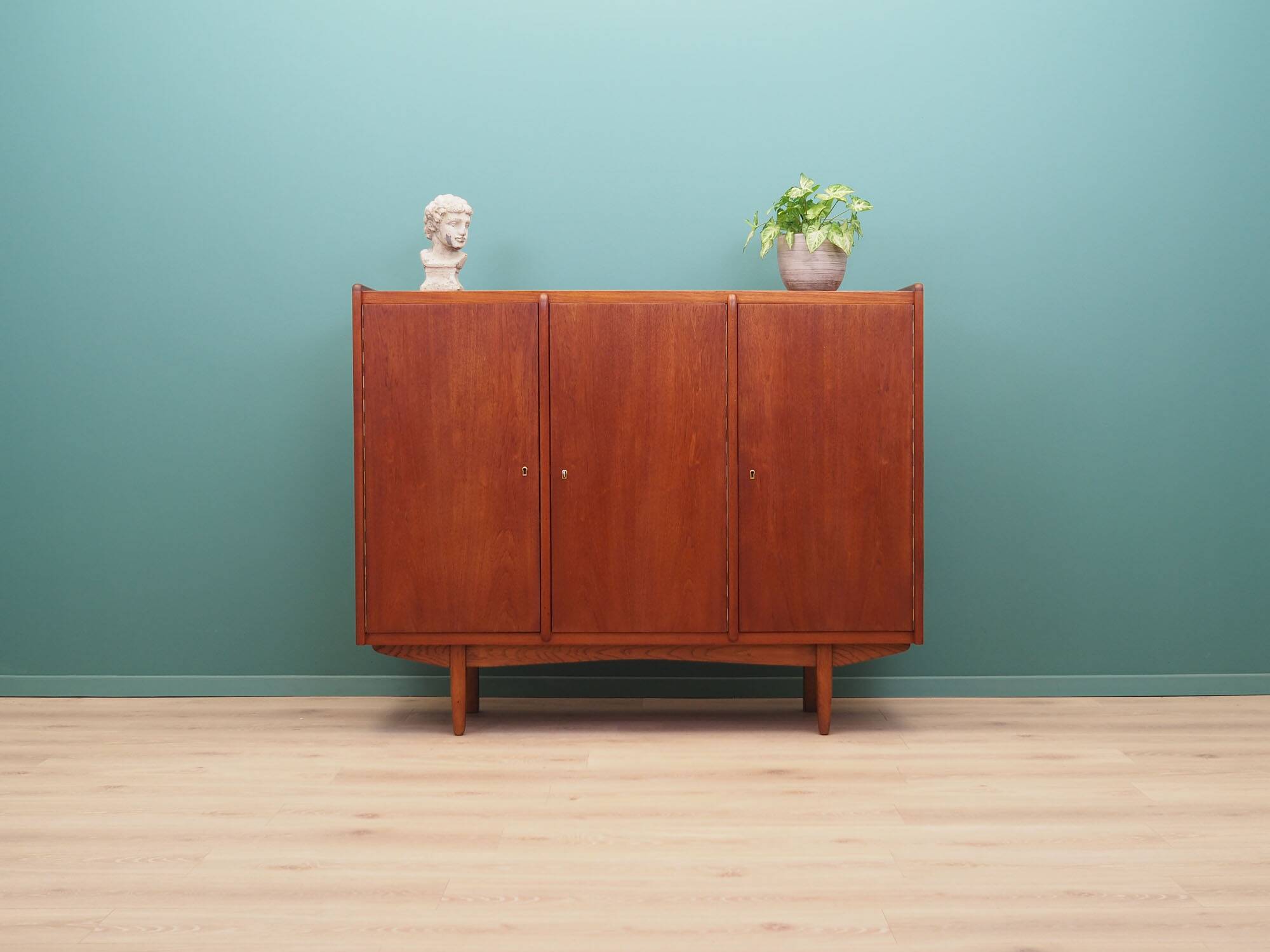 Buffet haut en teck, design danois, années 1960, production : Danemark