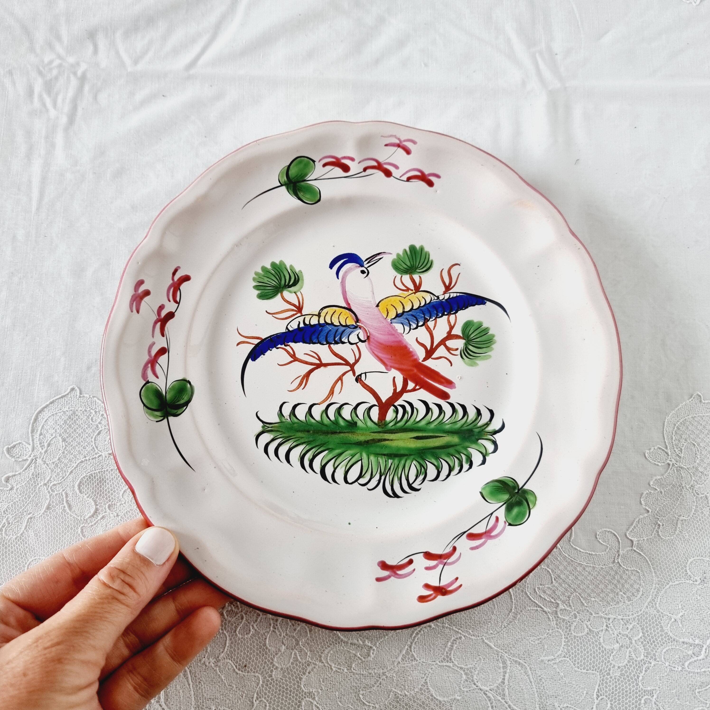 Assiette antique réalisée et peinte à la main du 18ème siècle