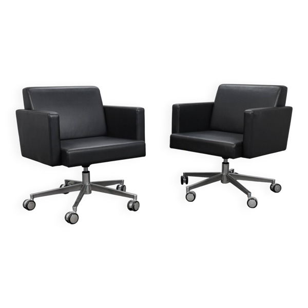 Paire de fauteuils pivotants en cuir par Poltrona Frau, Italie, années 1990.