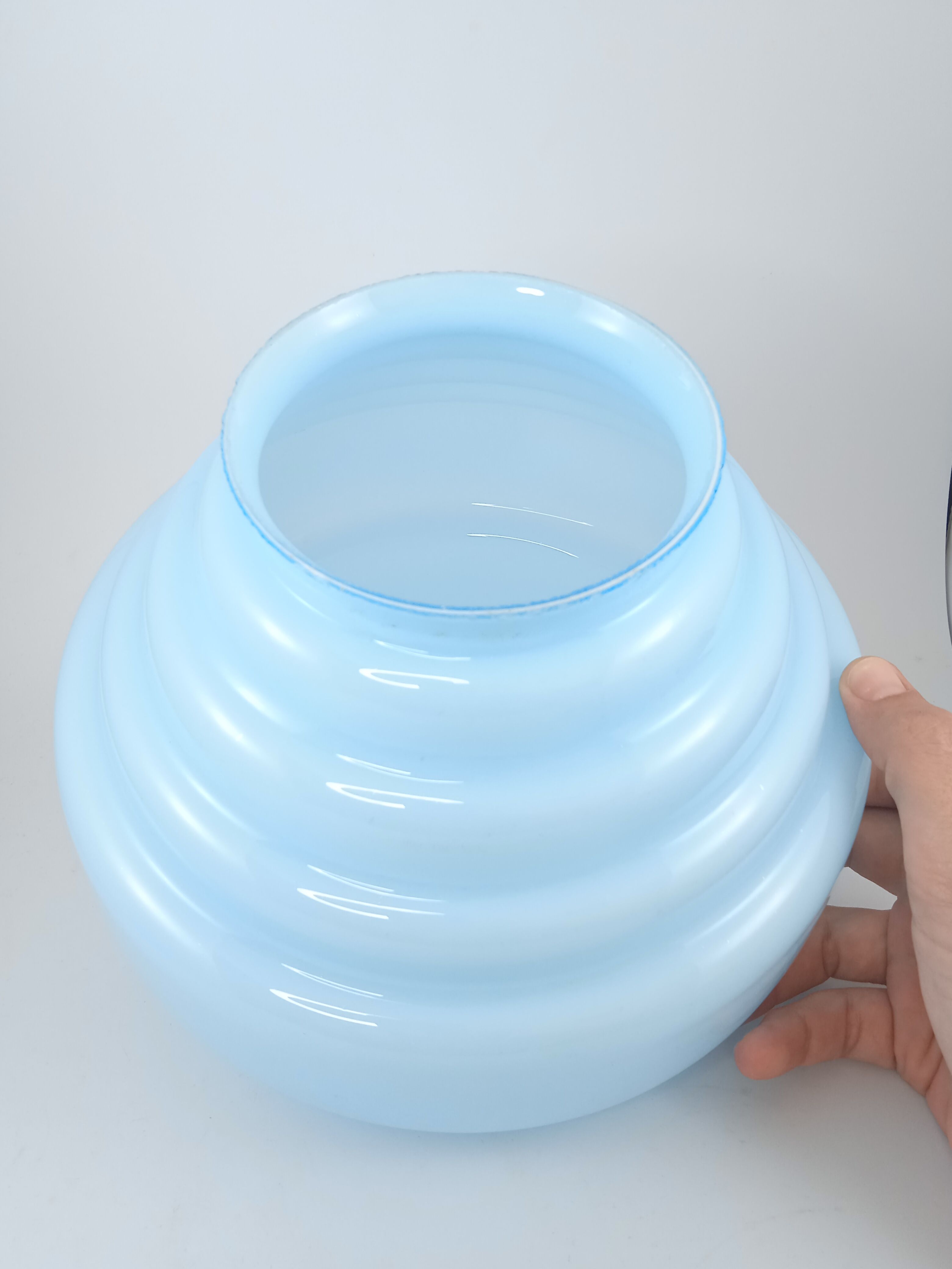Suspension globe opaline bleu ciel vintage années 60