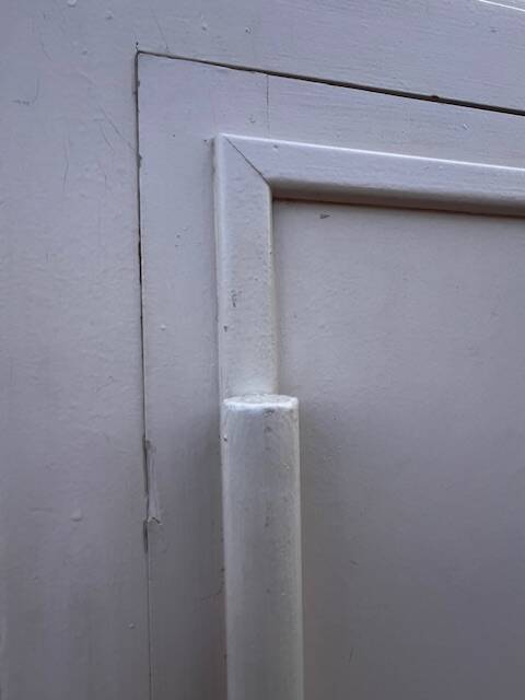 White 2-door bonnet cabinet