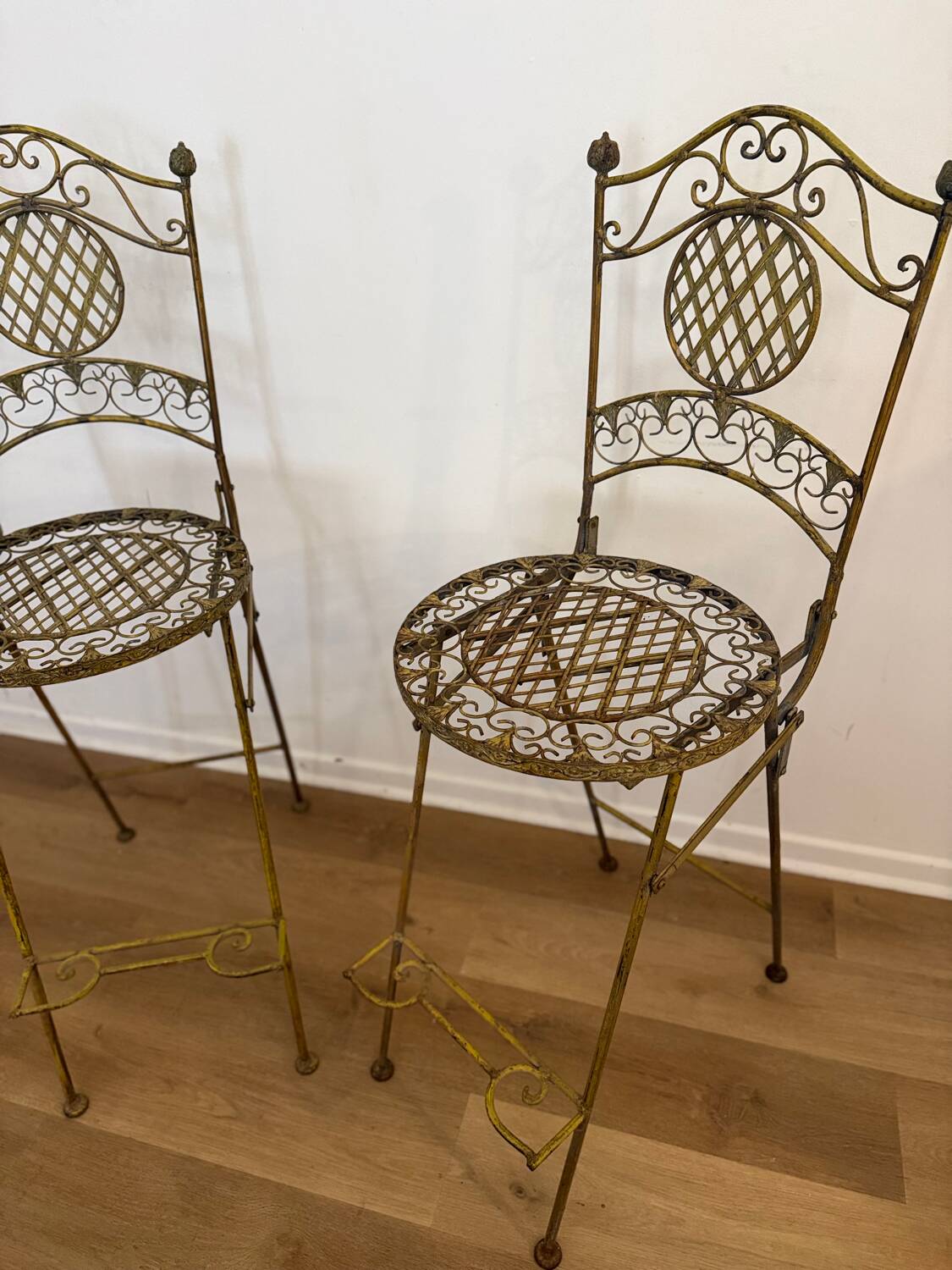 Paire de chaises hautes pliantes en fer forgé – Patine ocre – Style Ja